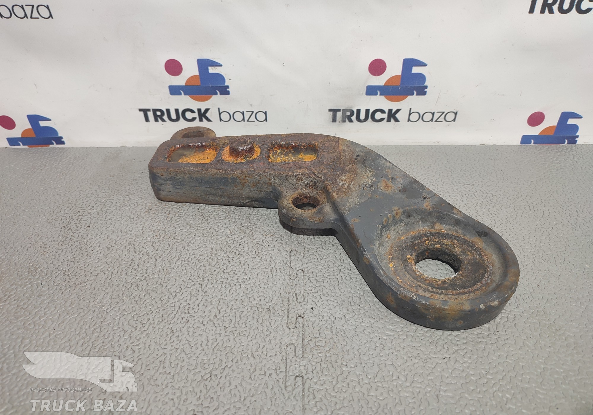 1740951 Кронштейн переднего амортизатора правый