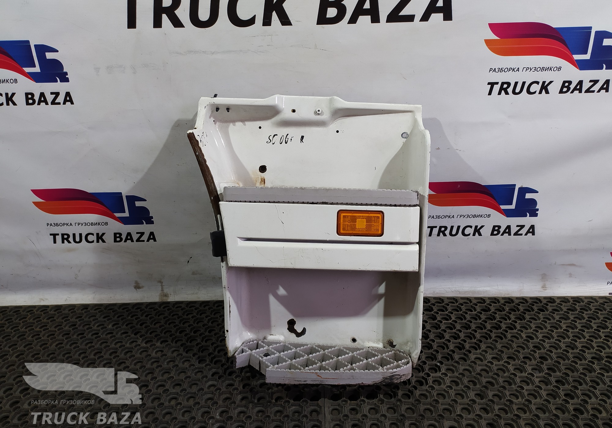 1854228 Корпус подножек правый для Scania