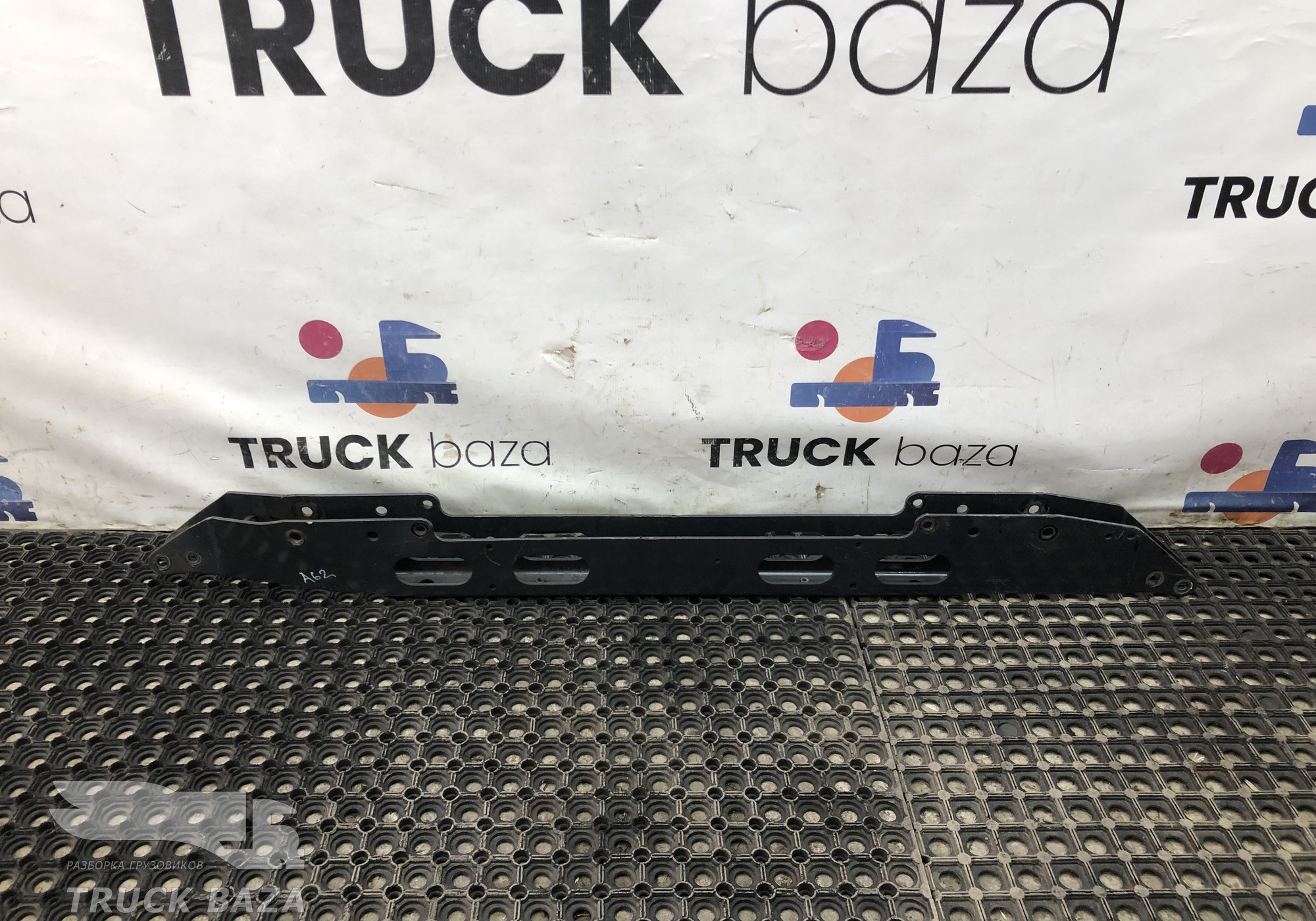 9303100758 Кронштейн замков кабины