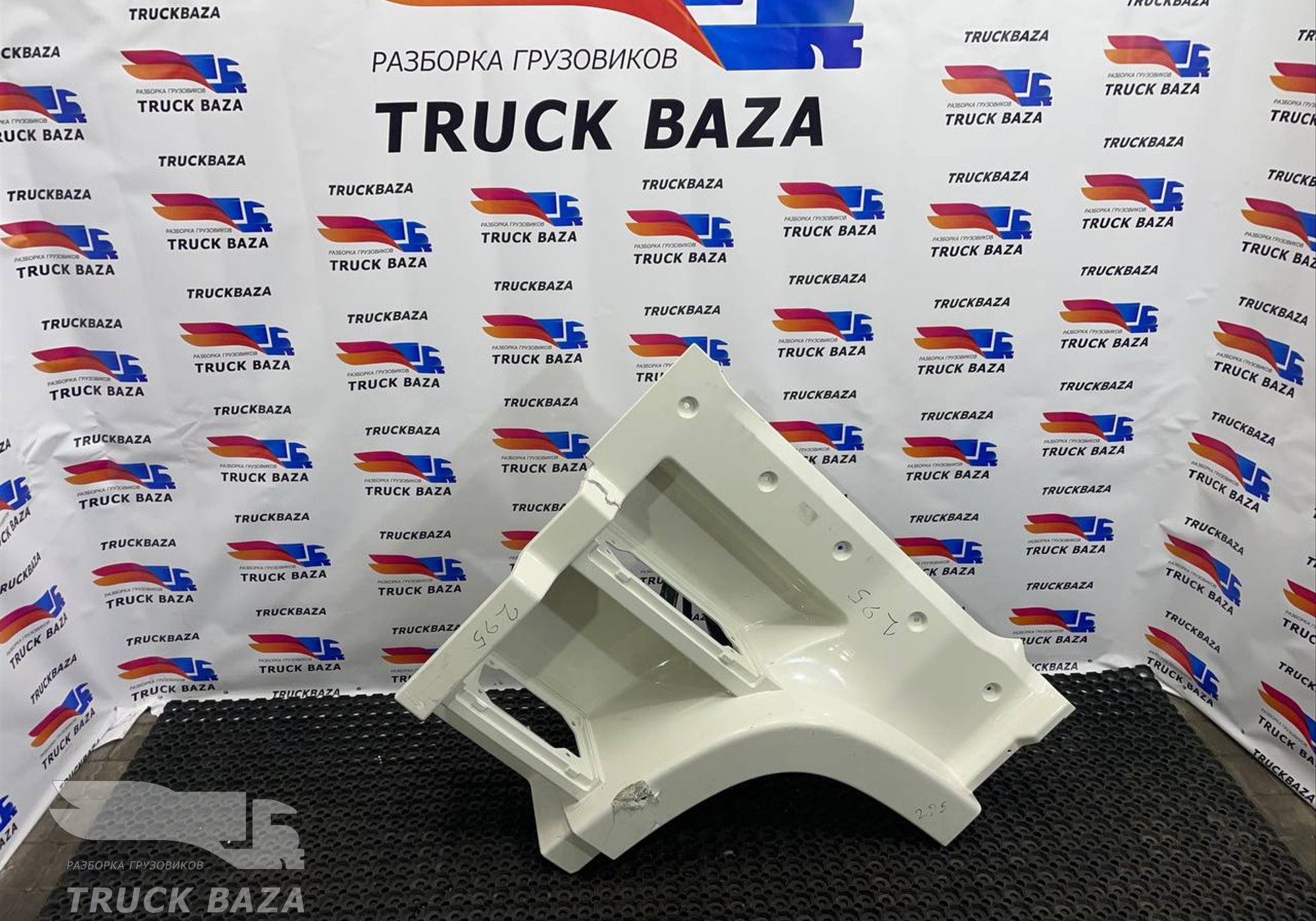 8405223C6201 Корпус подножек левый для DongFeng GX DFH4180