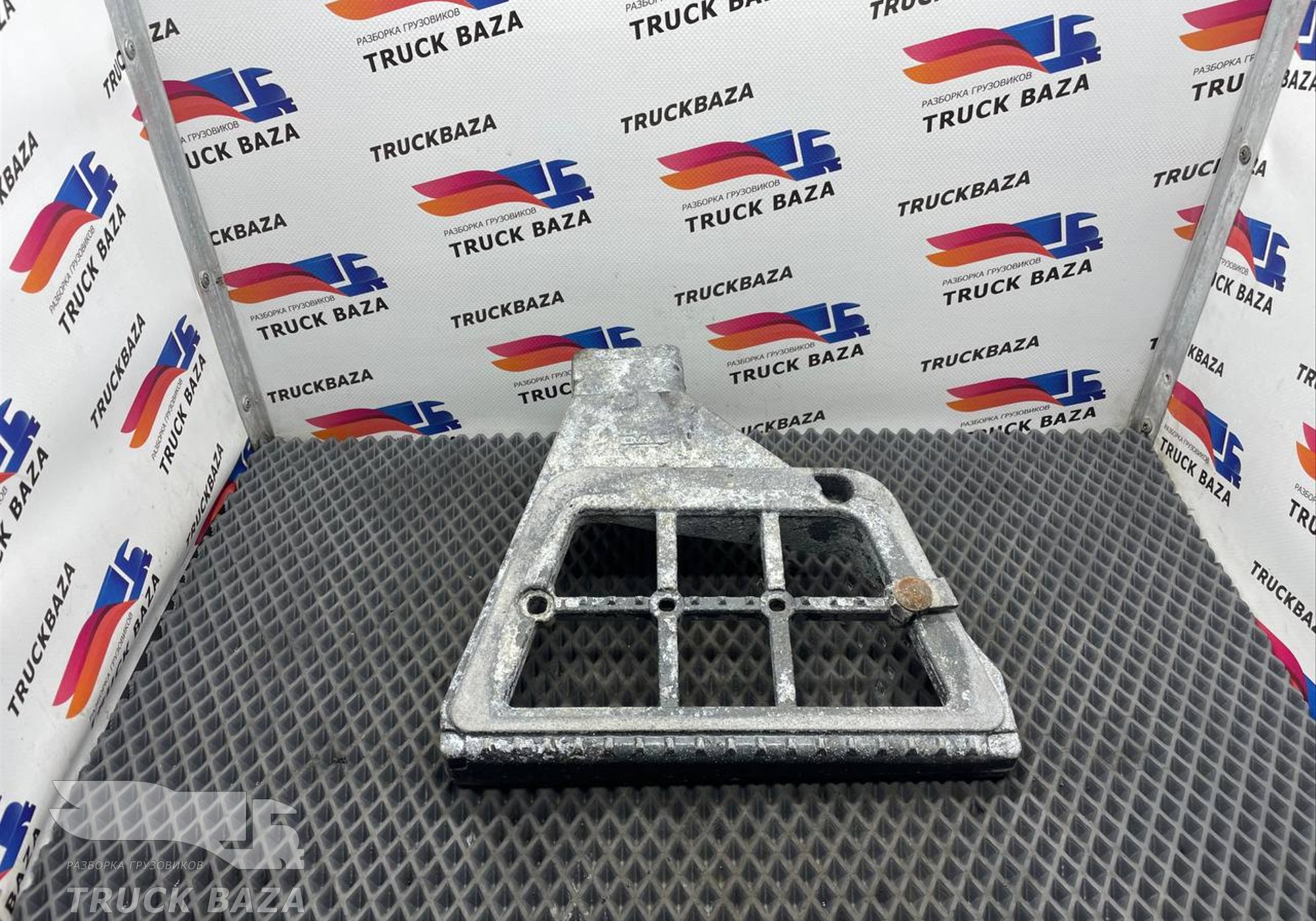 1641630 Кронштейн подножки левый для Daf XF105 (с 2006 по 2020)