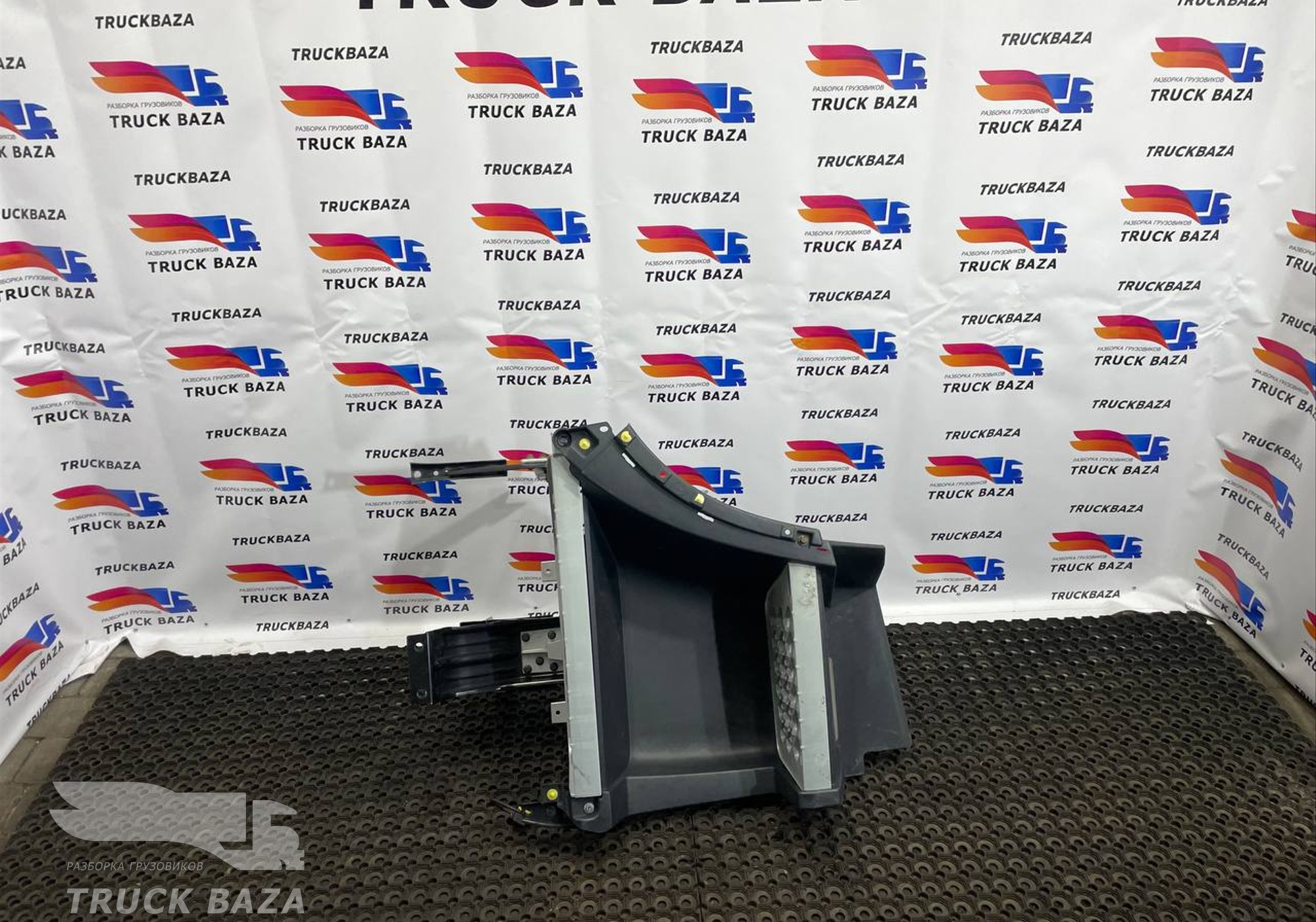 82136982 Корпус подножек левый для Volvo FH 2 (с 2002 по 2008)