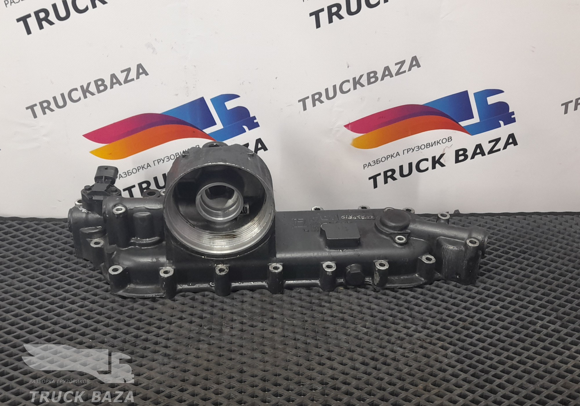 504196739 Корпус масляного радиатора для Iveco EuroTech