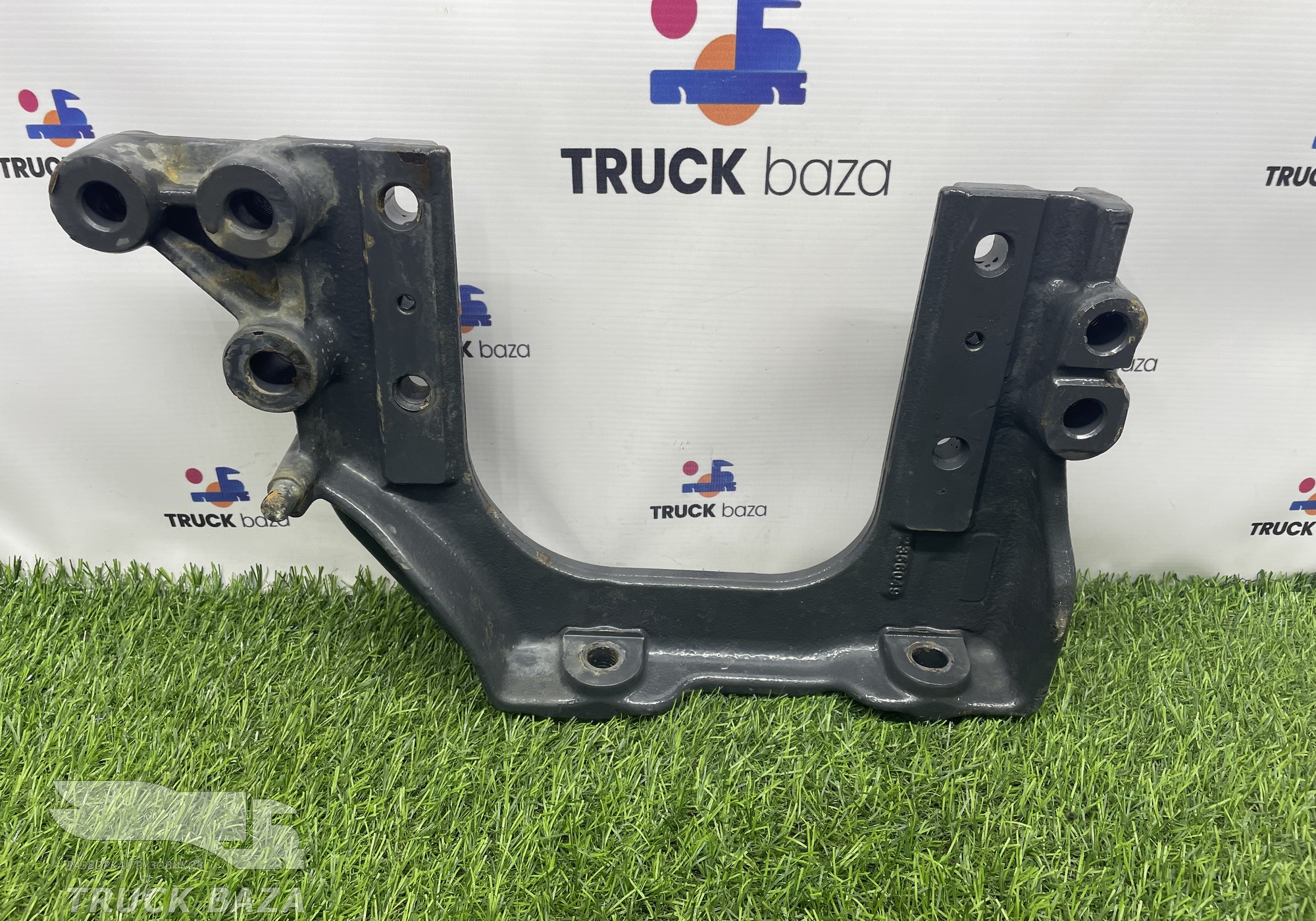 2356049 Кронштейн брызговика левого