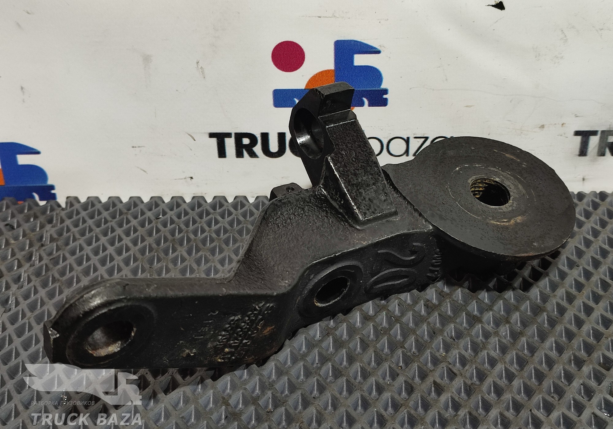 2553520 Кронштейн торсиона кабины левый