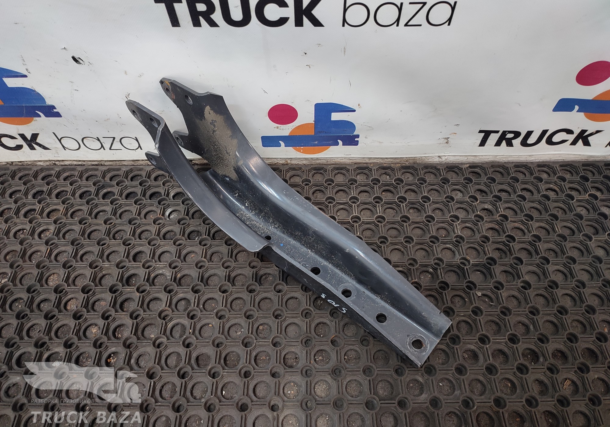 1490910 Кронштейн замка кабины правый