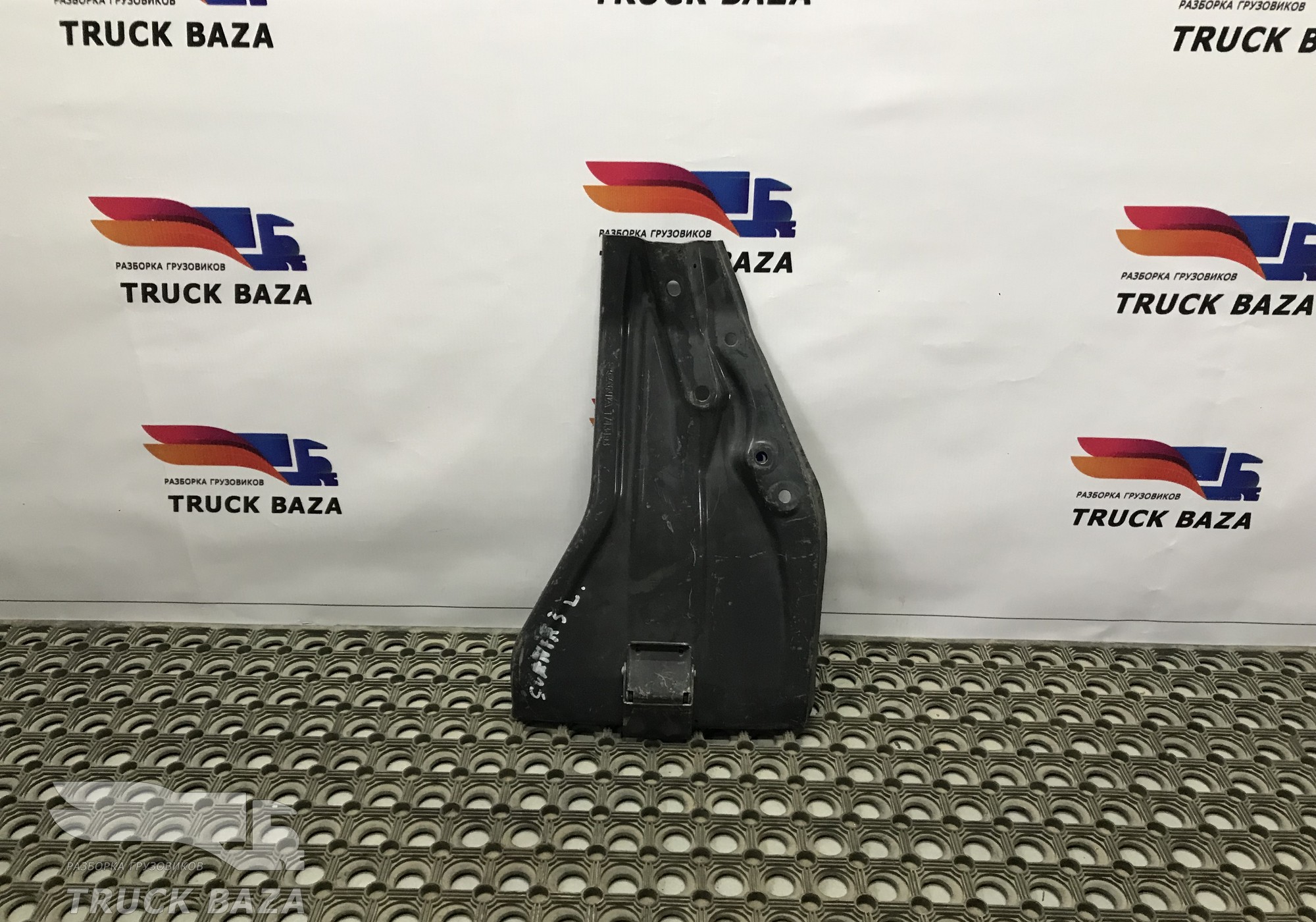 1743493 Кронштейн крыла левый для Scania 5-series P (с 2004 по 2016)