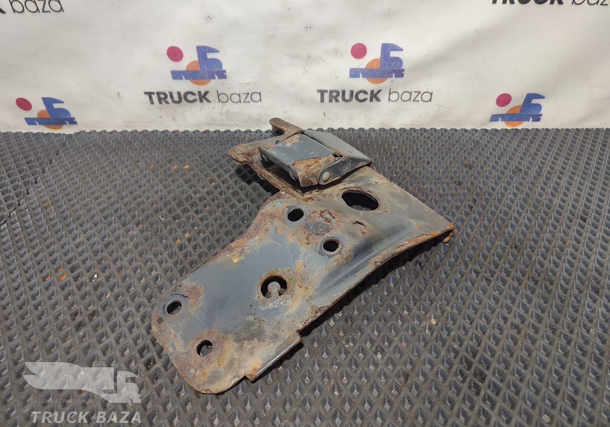 2159825 Кронштейн брызговика правый