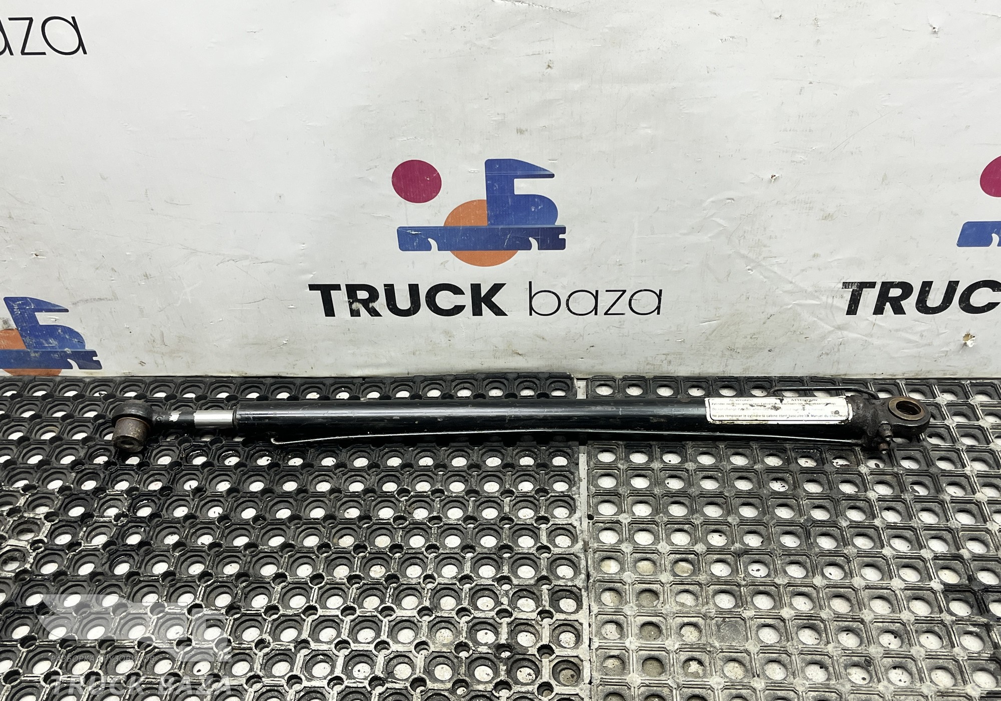 81417236030 Цилиндр подъема кабины