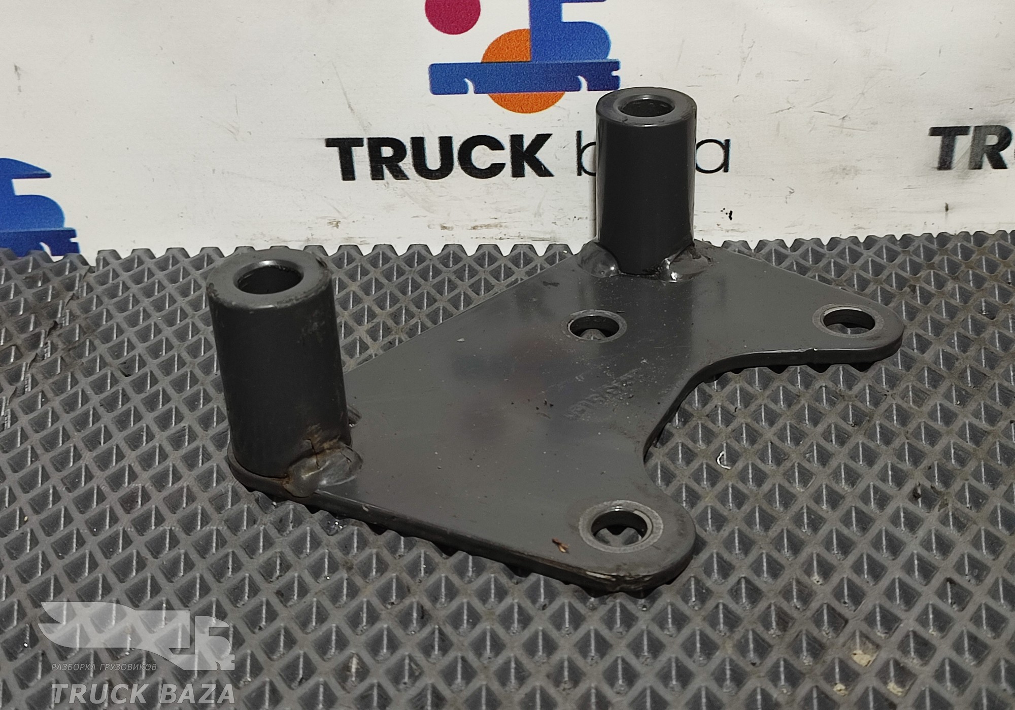 2404375 Кронштейн замка кабины левый