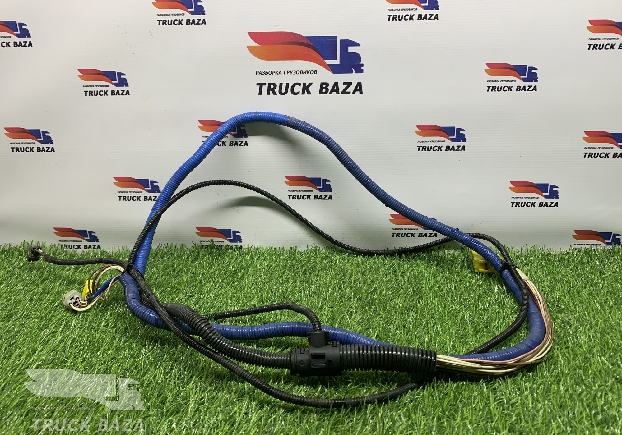 81254587320 Проводка фары правой