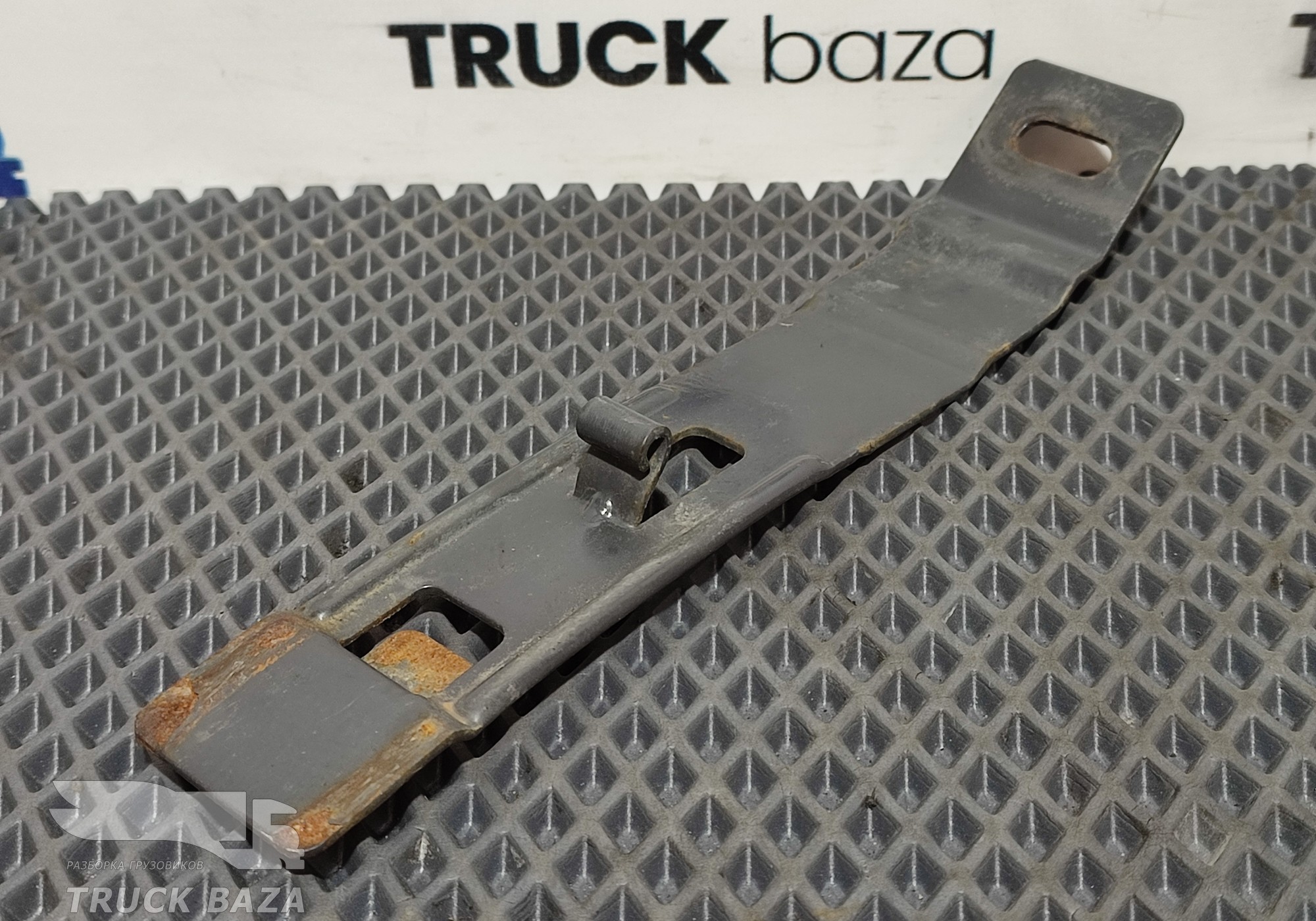 2712437 Кронштейн крыла