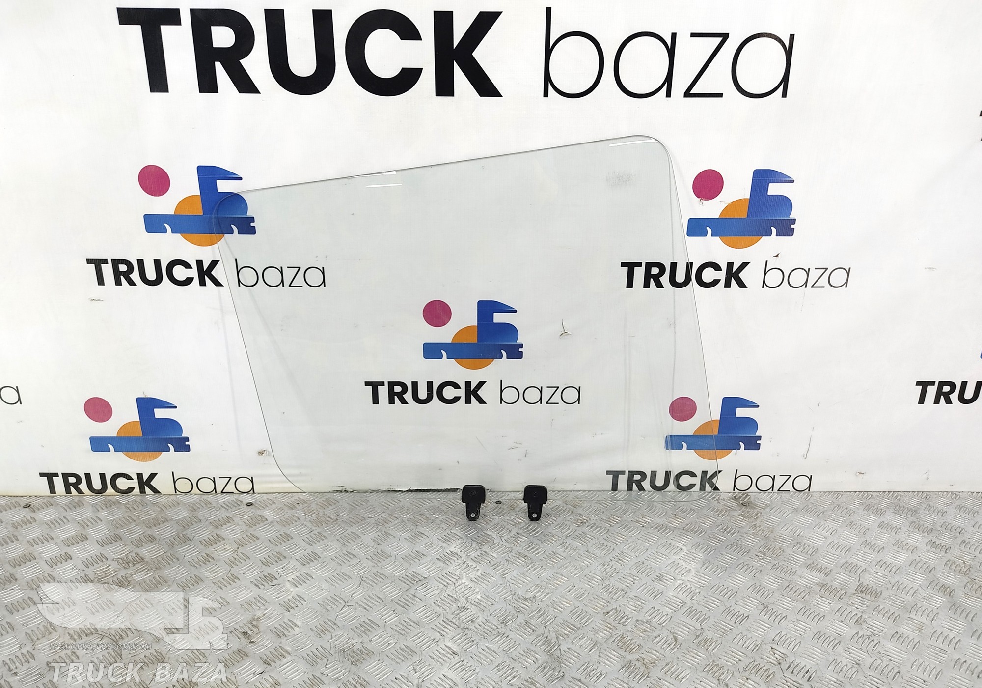 DZ14251330009 Стекло двери левой для Shacman X3000 (с 2014)