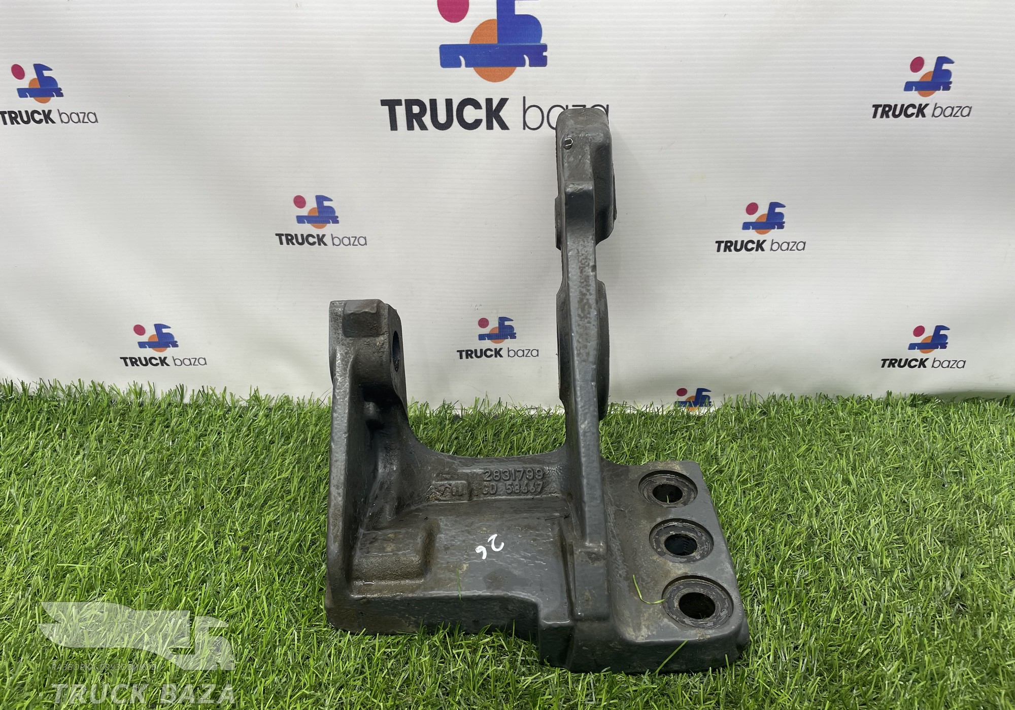 2831799 Кронштейн передней рессоры правый