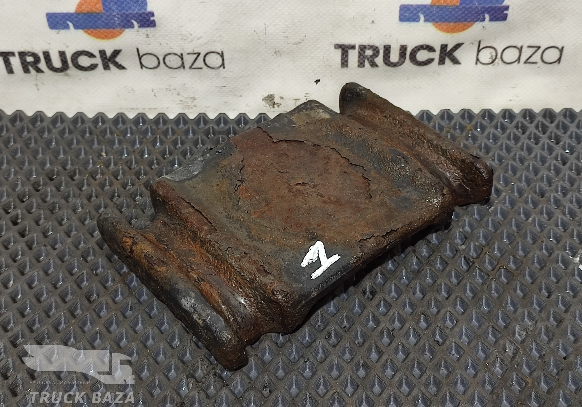 81413350164 Проставка передней рессоры