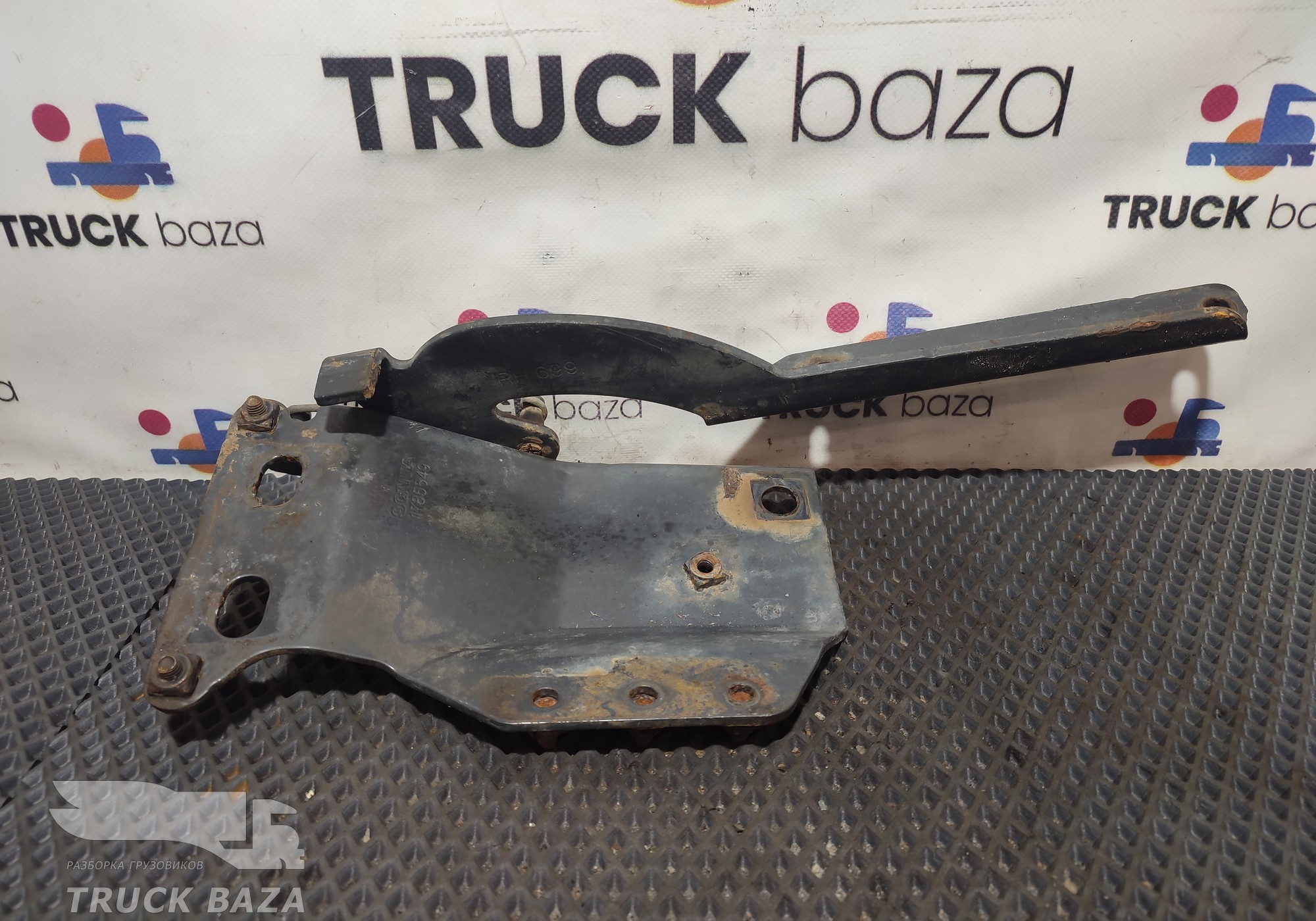 1785549 Шарнирная петля подножки обслуживания правая