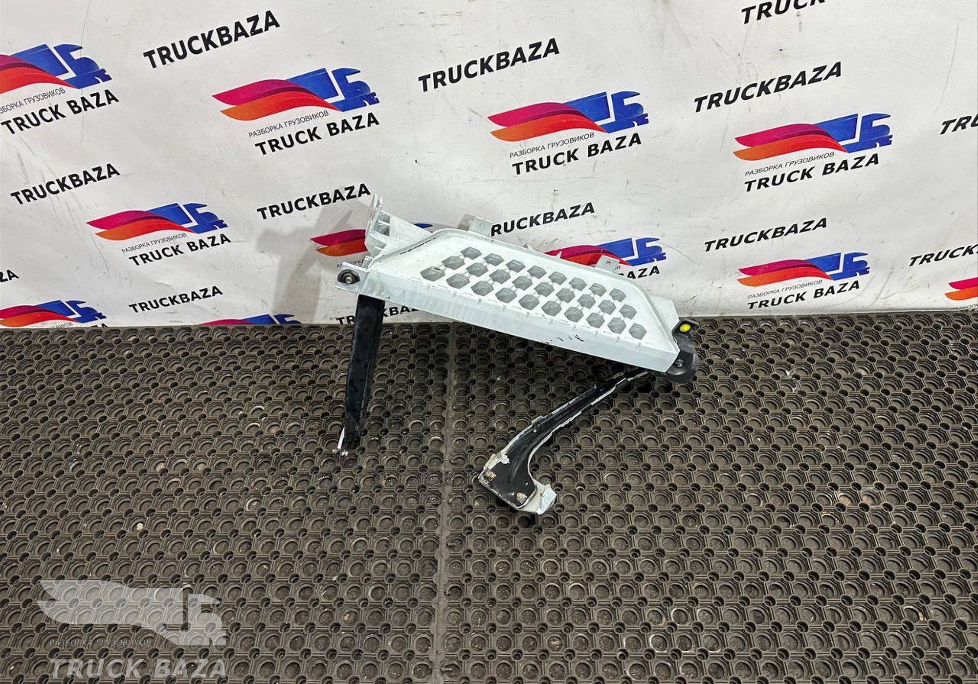 82151654 Подножка кабины правая для Volvo FH 4 (с 2012)