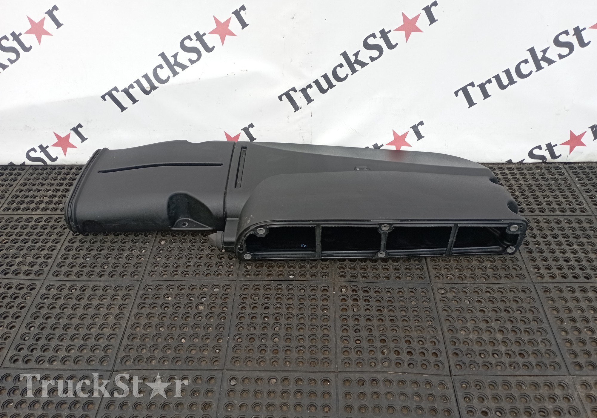 1935598 Воздухозаборник 2018г. для Daf XF106 (с 2012)