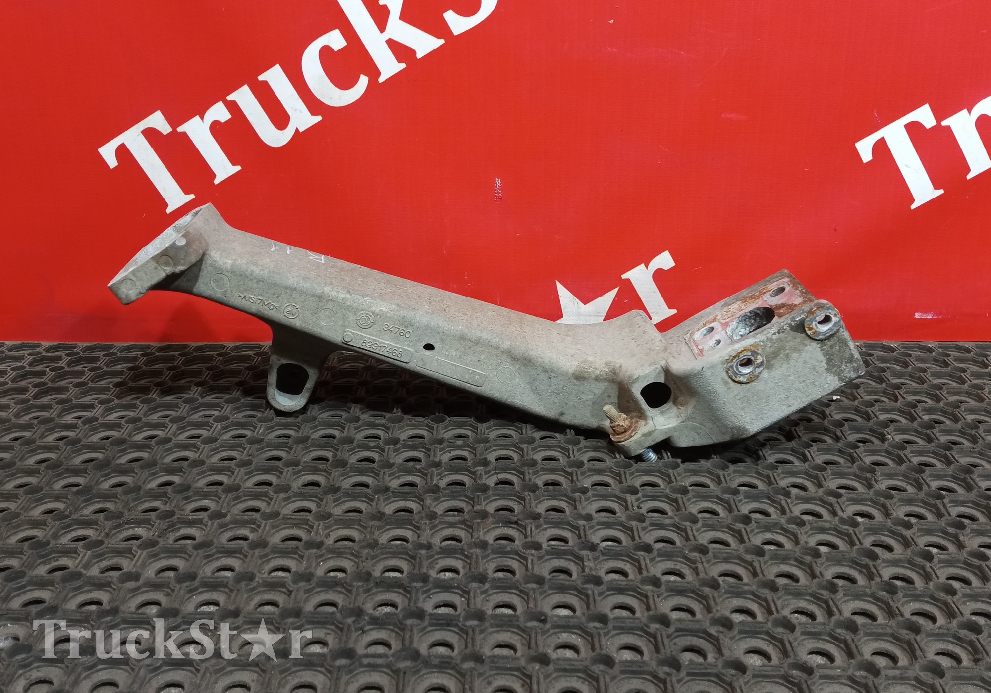7482317468 Кронштейн переднего бампера левый для Volvo