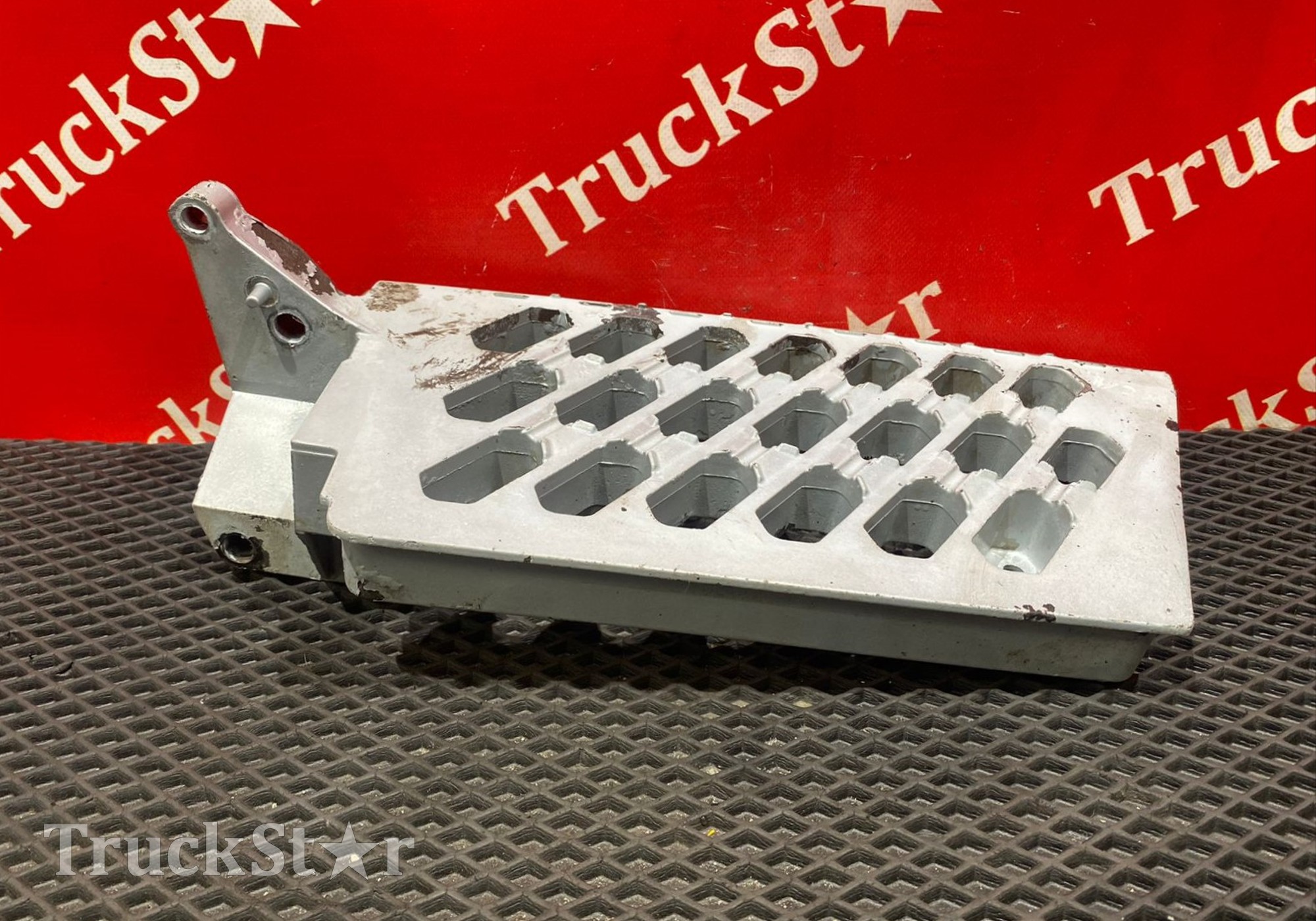 82859306 Ступенька подножки правой 2019г. для Volvo FH 4 (с 2012)