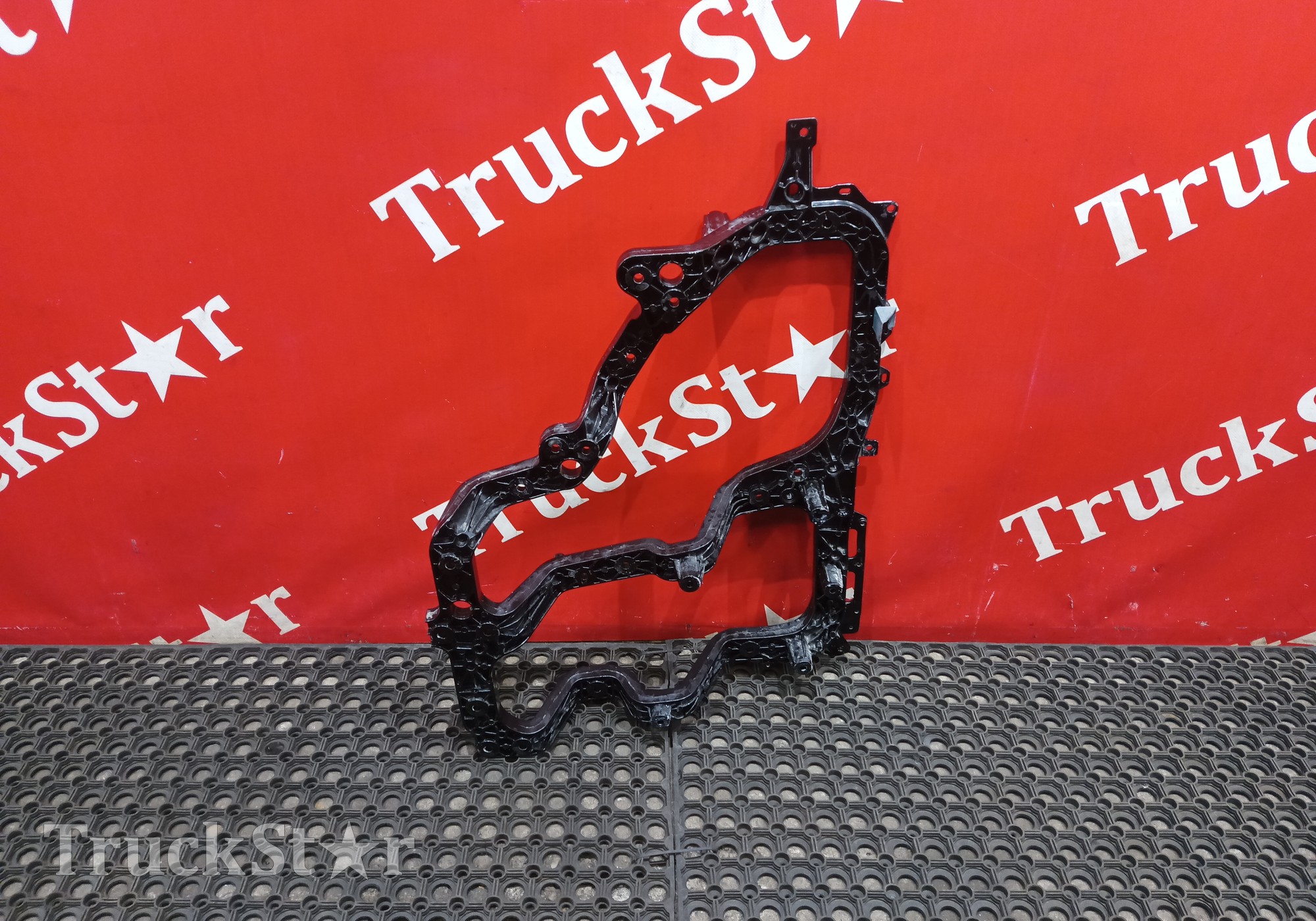 8406131C6900 Кронштейн фары левой 2024г. для DongFeng GX DFH4180