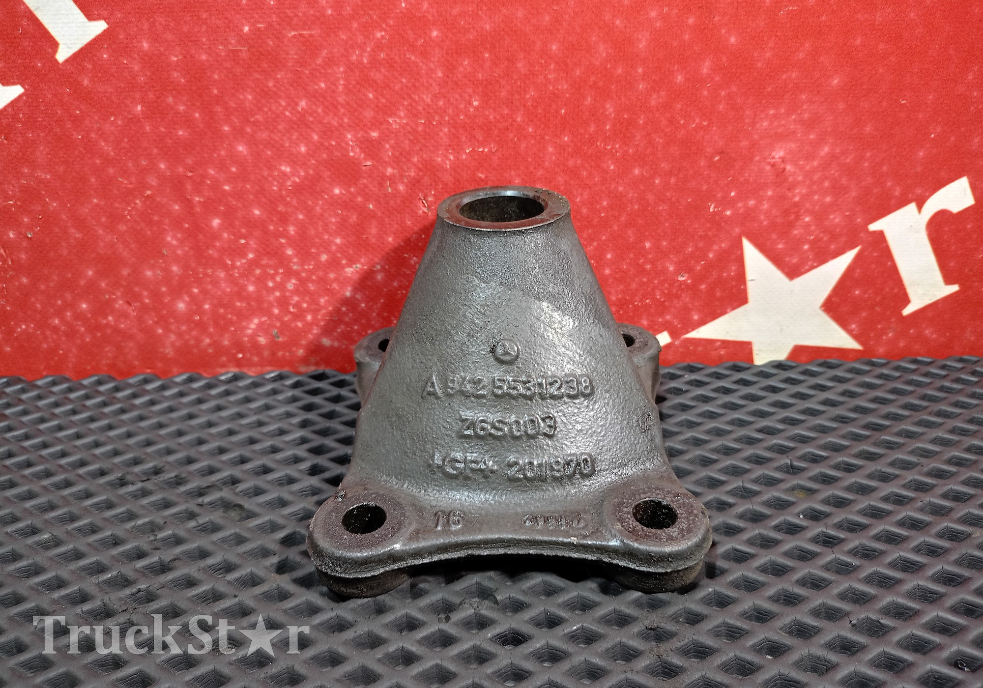 A9425531338 Кронштейн цилиндра подъёма кабины для Mercedes-Benz Actros