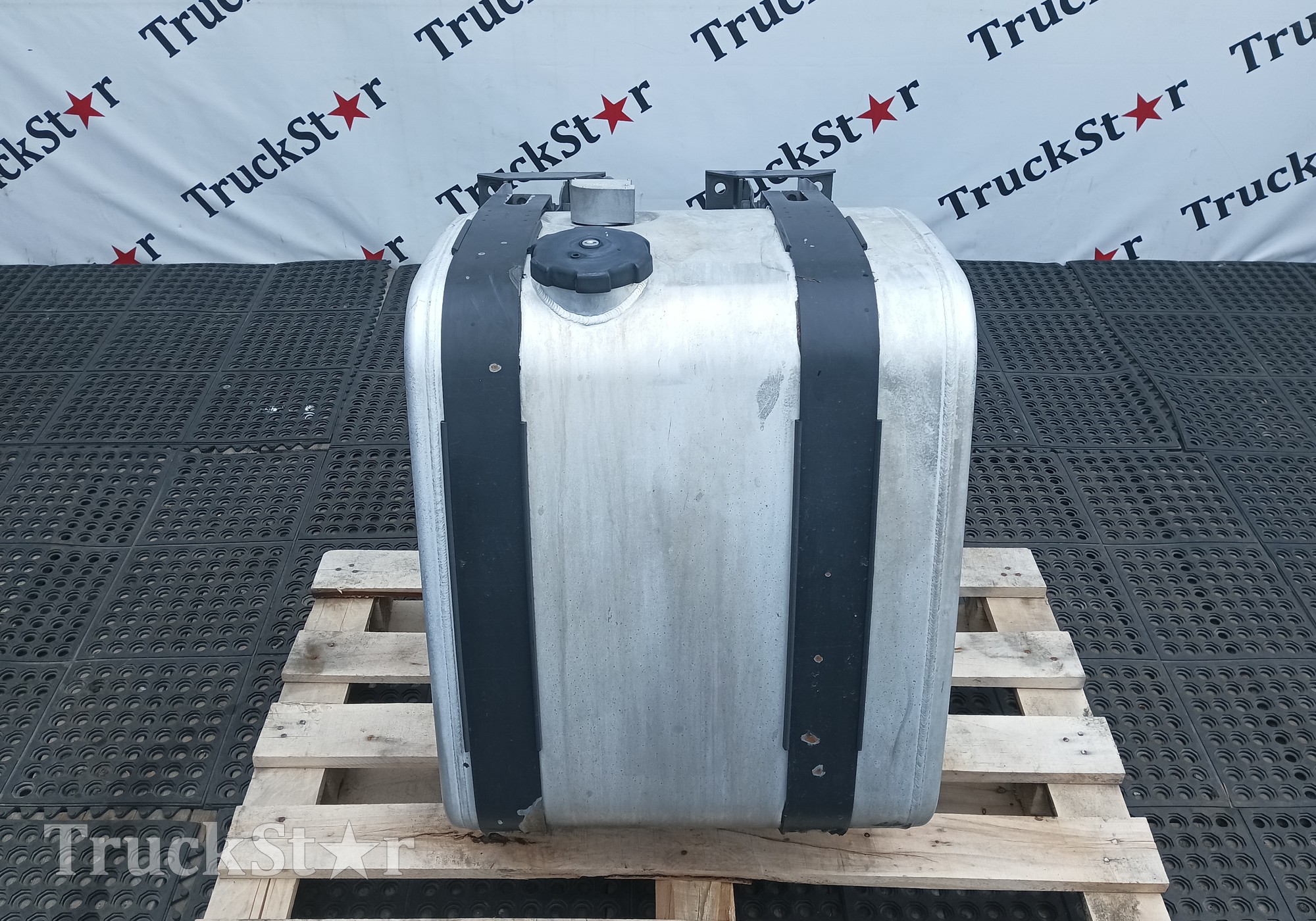 21516442 Бак топливный 240L 2019 год