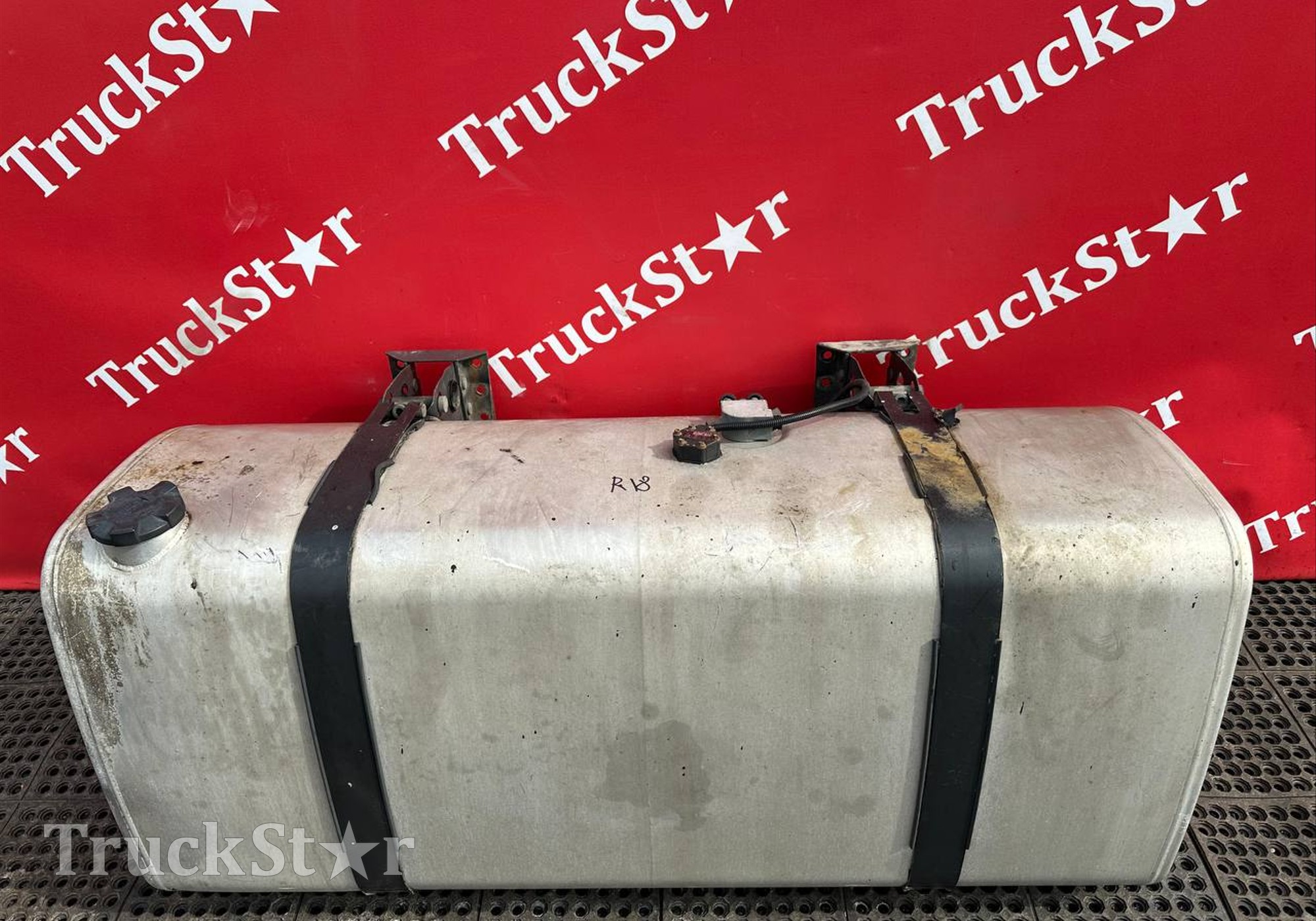 21516455 Бак топливный 650 L 2019г для Volvo