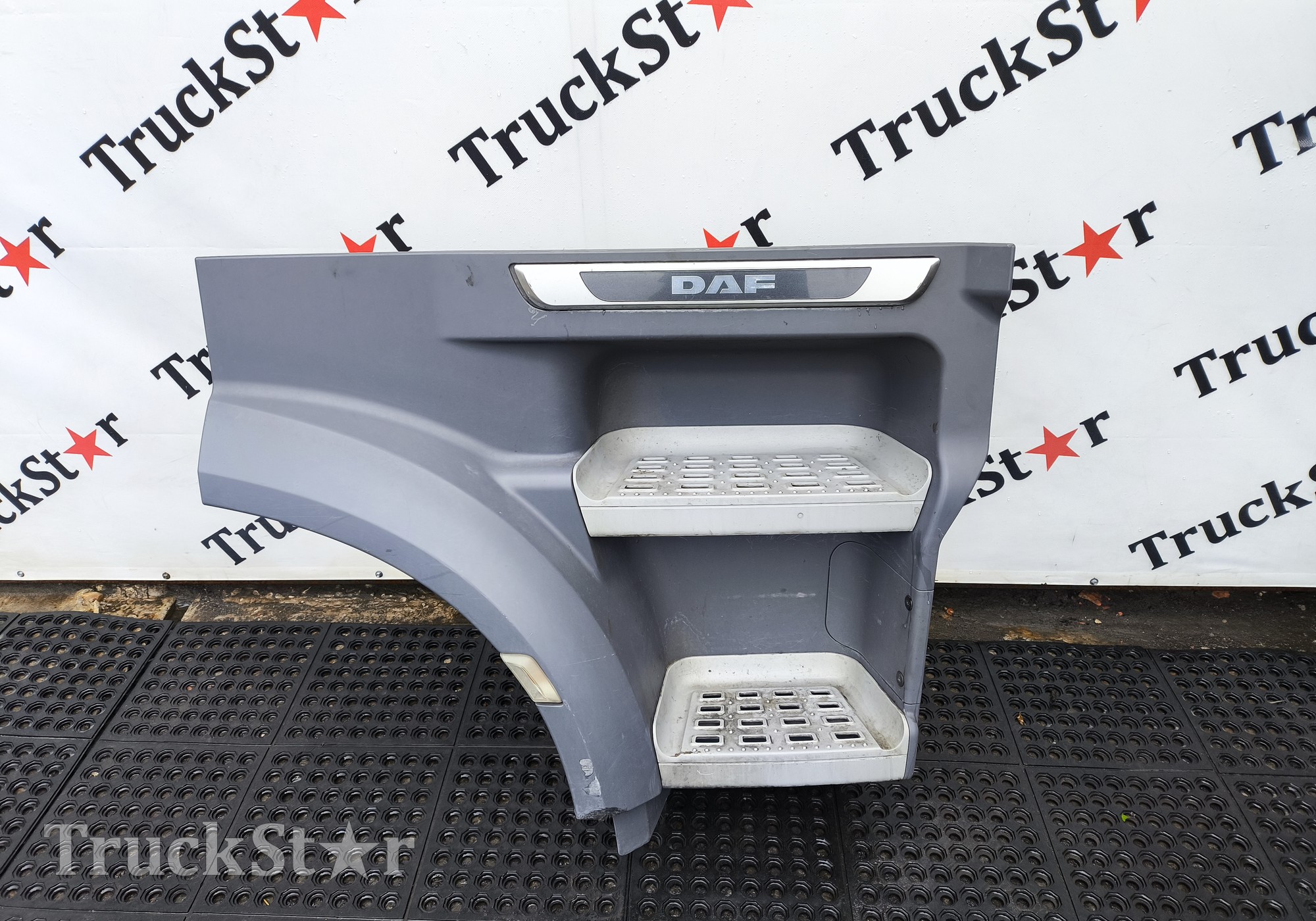 1835024 Корпус (дефект) подножек правый 2018г. для Daf XF106 (с 2012)