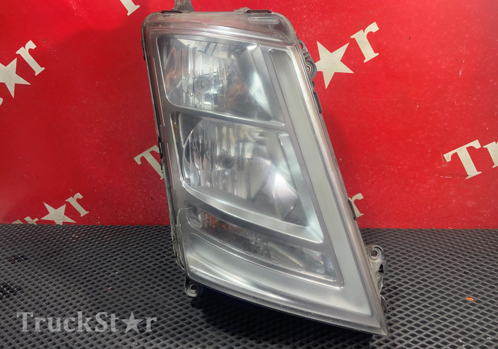 22239217 Фара правая Halogen + LED 2019г для Volvo FH 4 (с 2012)