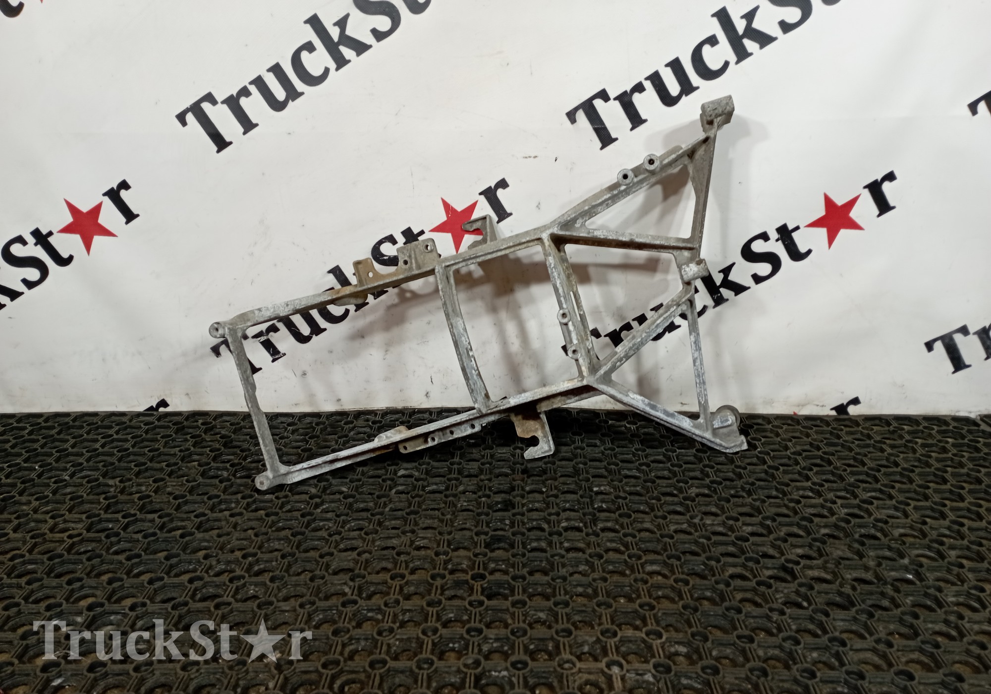 1862946 Кронштейн фары правой для Daf XF95