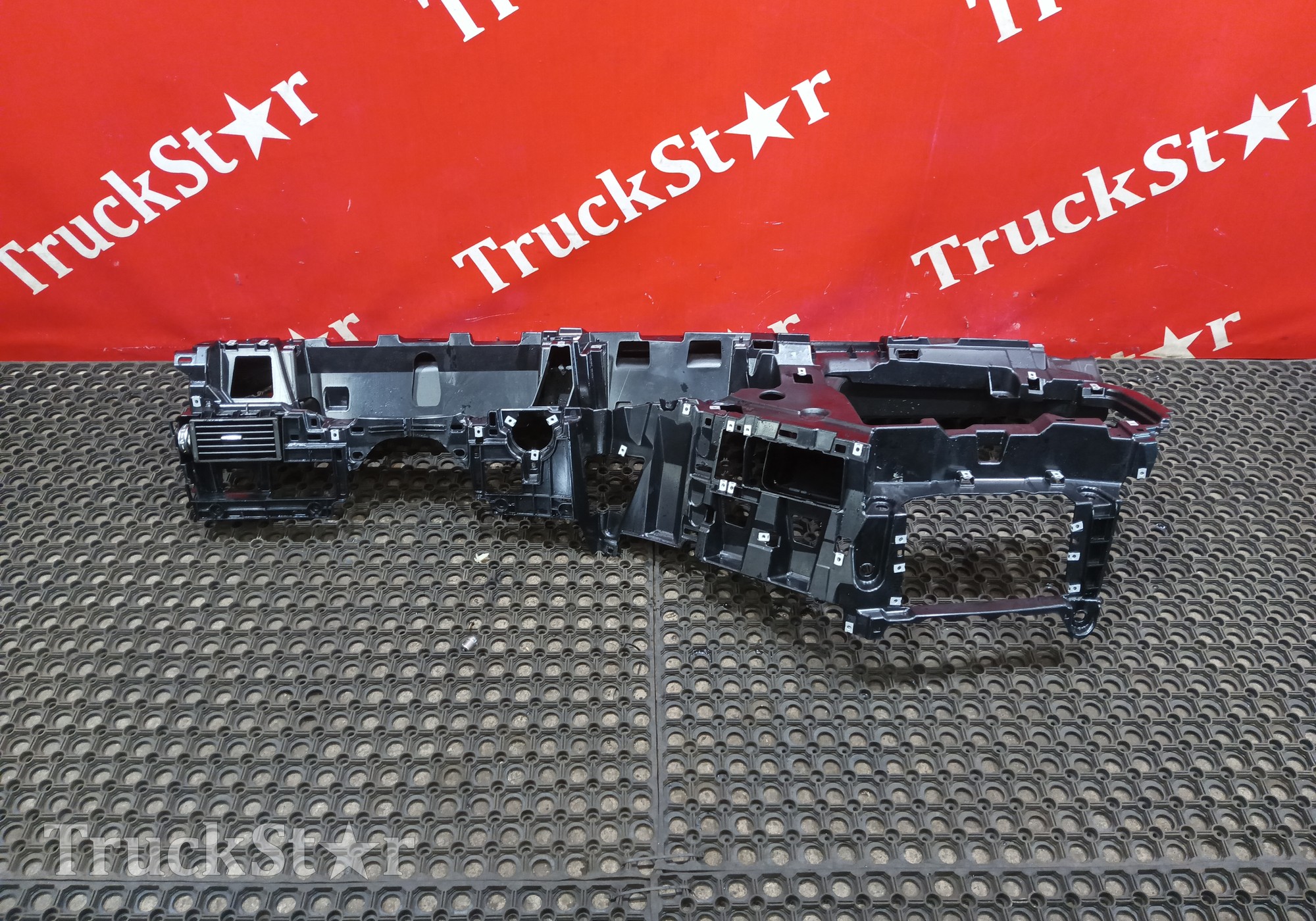 84045796 Кронштейн торпедо 2019г для Volvo FH 4 (с 2012)