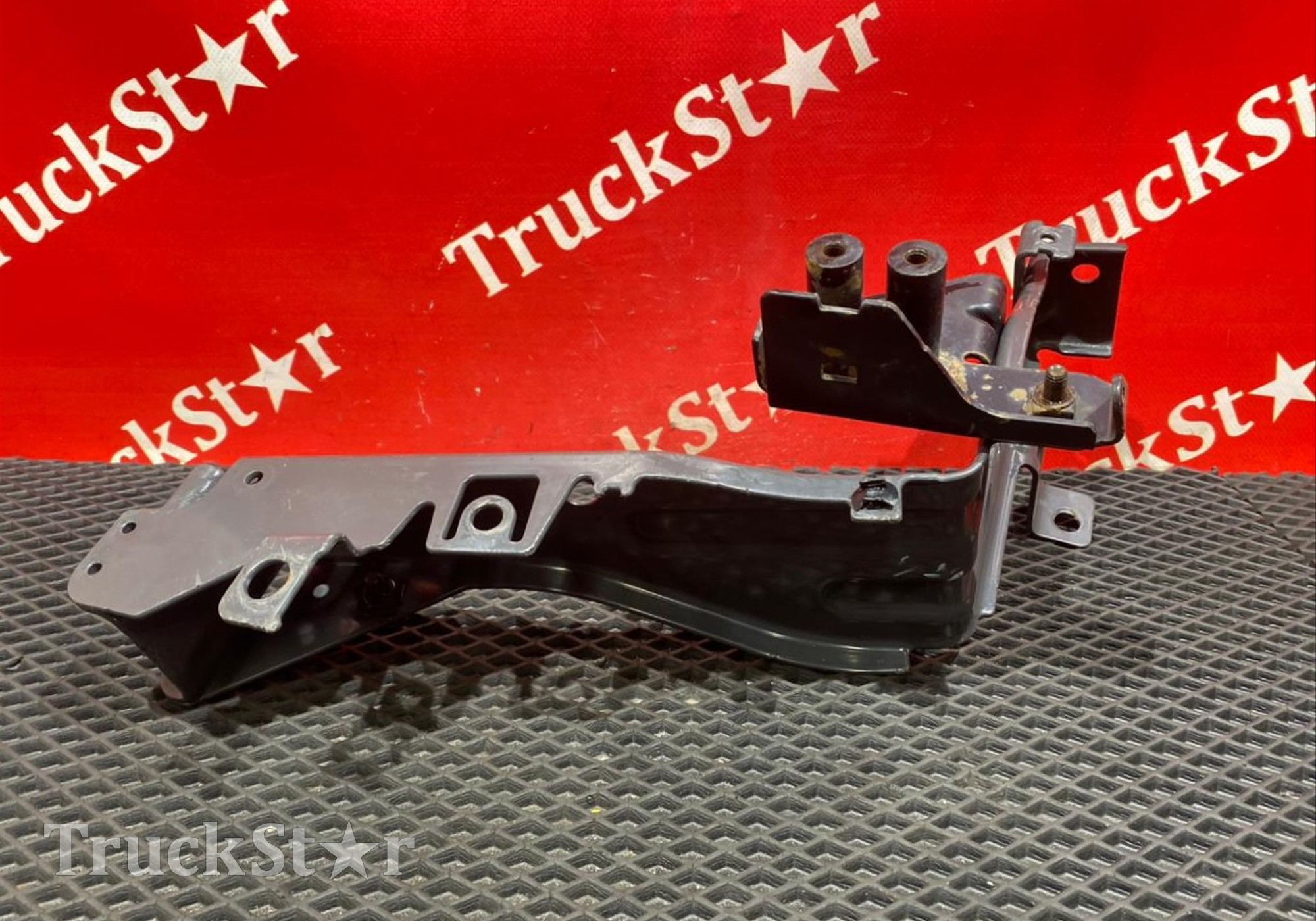 84058023 Кронштейн фары правой 2019г. для Volvo FH