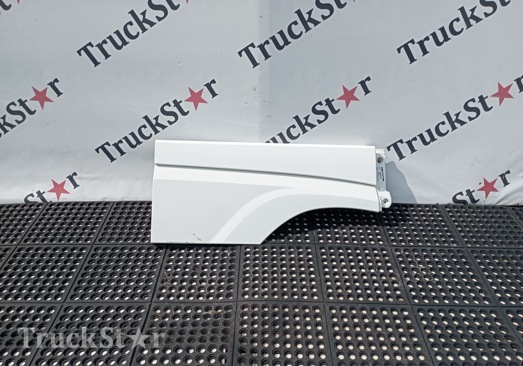 1843493 Продолжение крыла правого 2018г для Daf XF106 (с 2012)