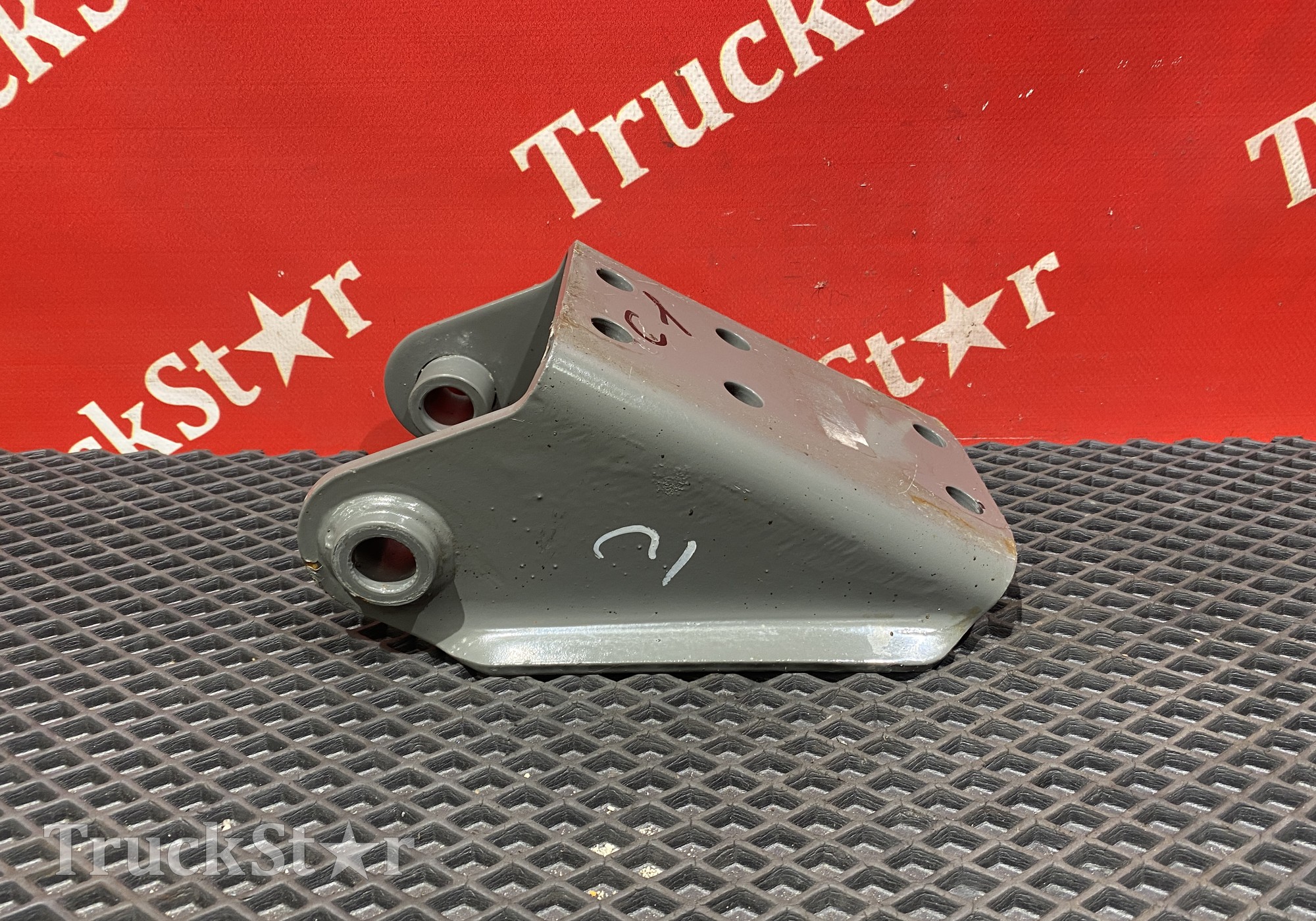 WG9925688102 Кронштейн амортизатора заднего 2023г для Sinotruk Sitrak C7H MAX