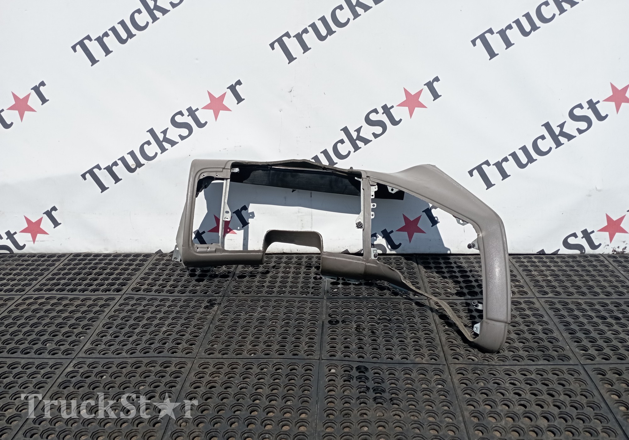 1797468 Панель торпедо левая 2018г. для Daf XF95