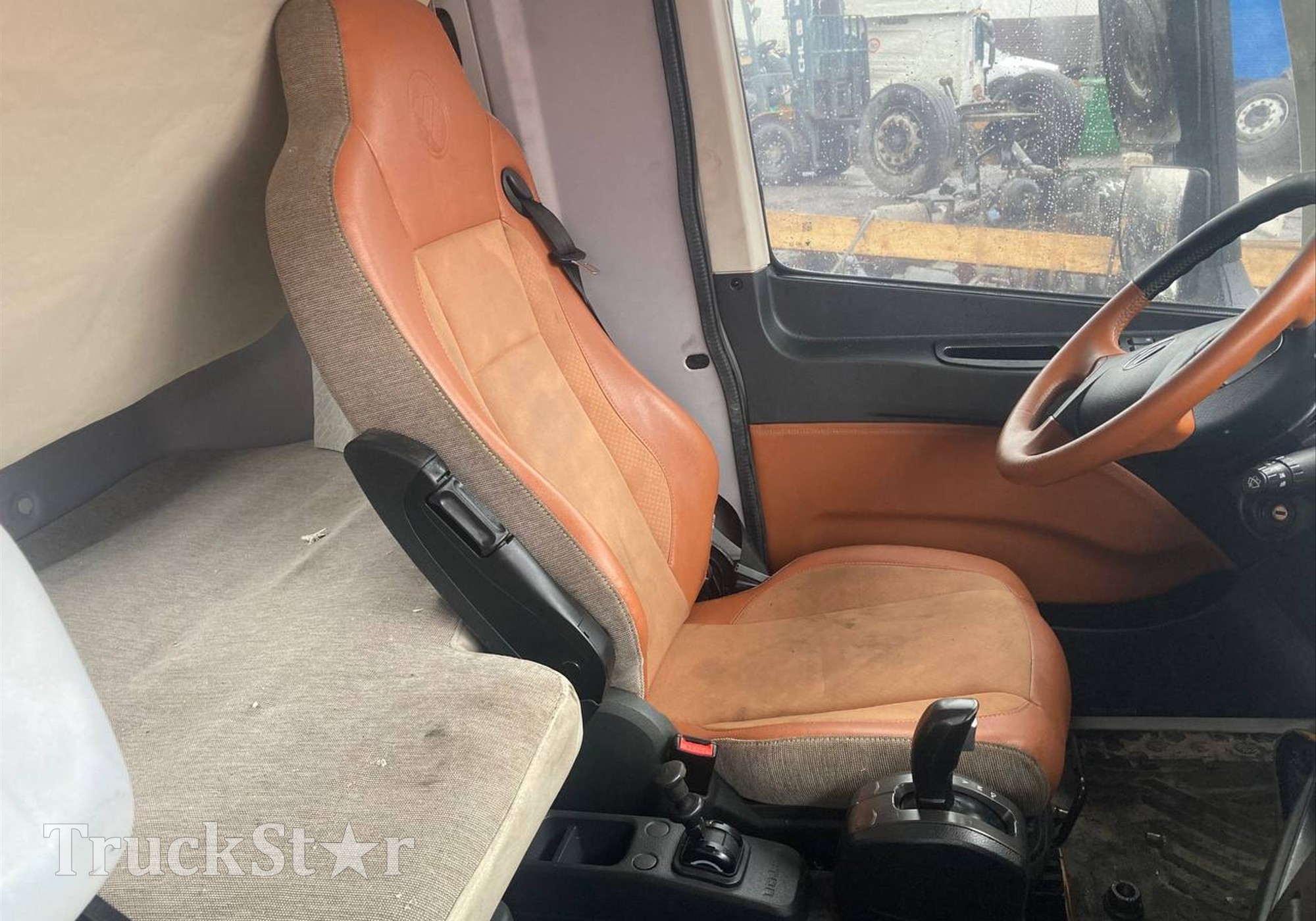 H4681010112A0 Сиденье водительское пневматическое 2023г для Foton Auman EST