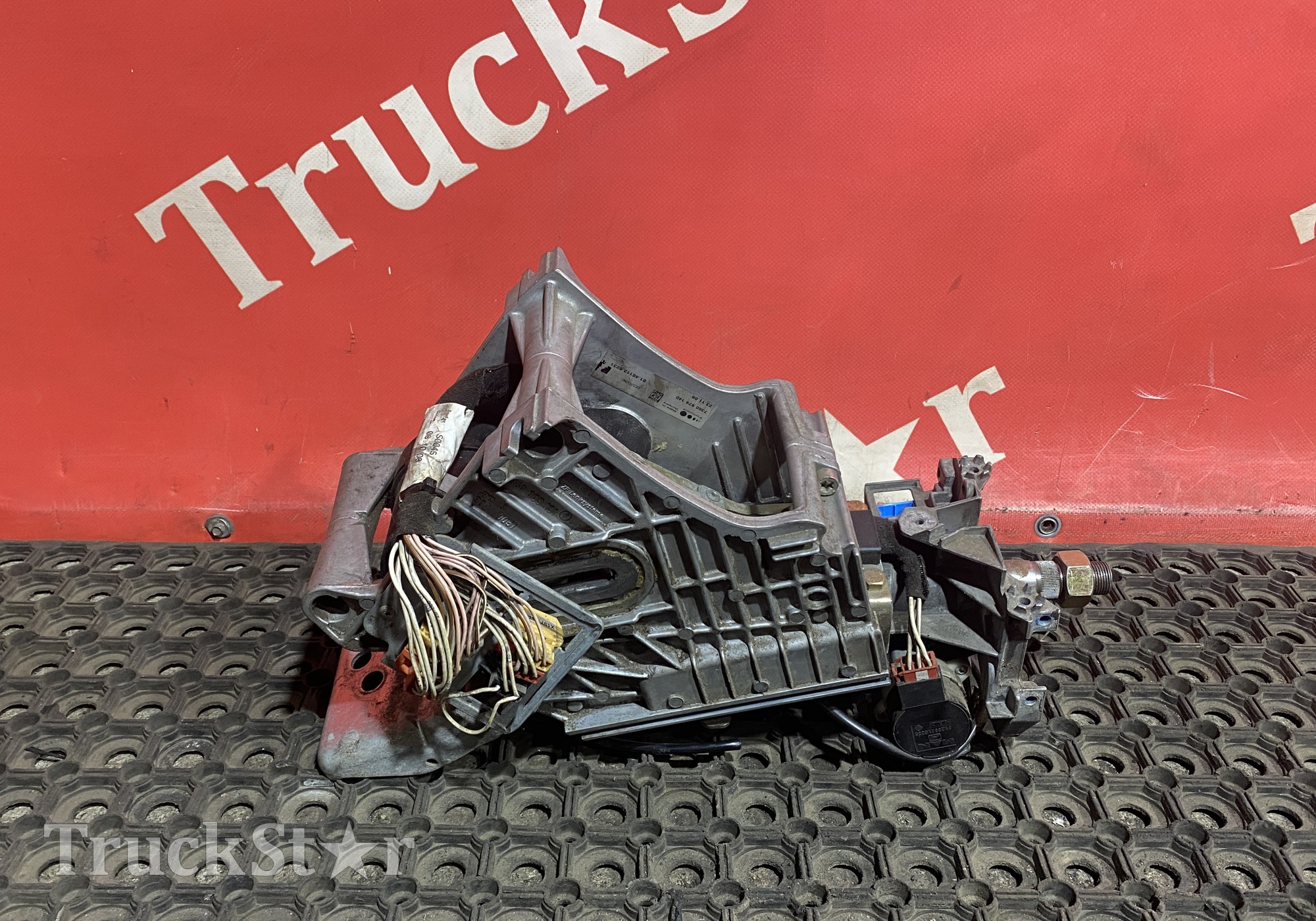 81461136235 Колонка рулевая в сборе с замком и ключом для Man TGM