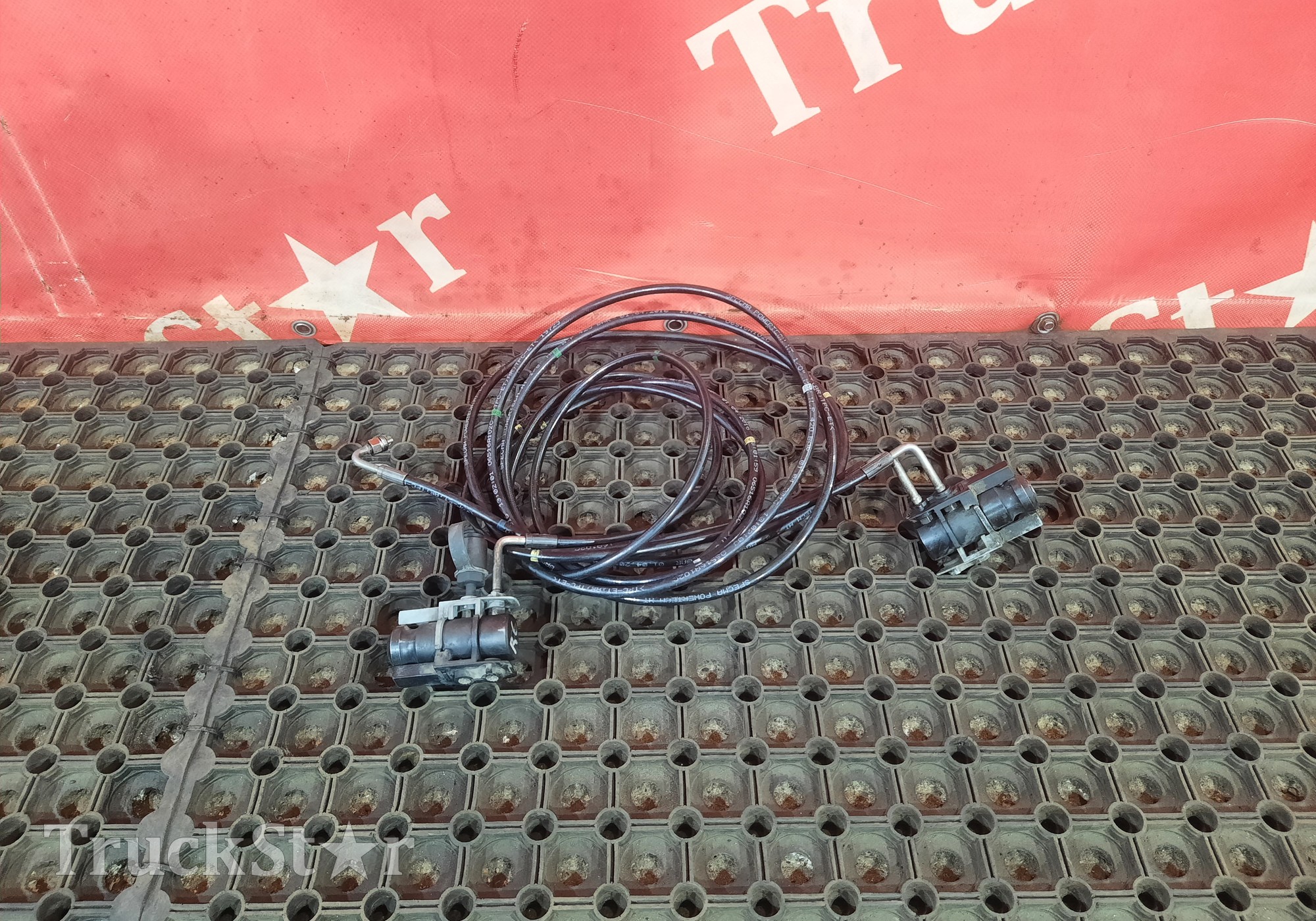 7421829979 Комплект шлангов на замки кабины для Renault T (с 2013)