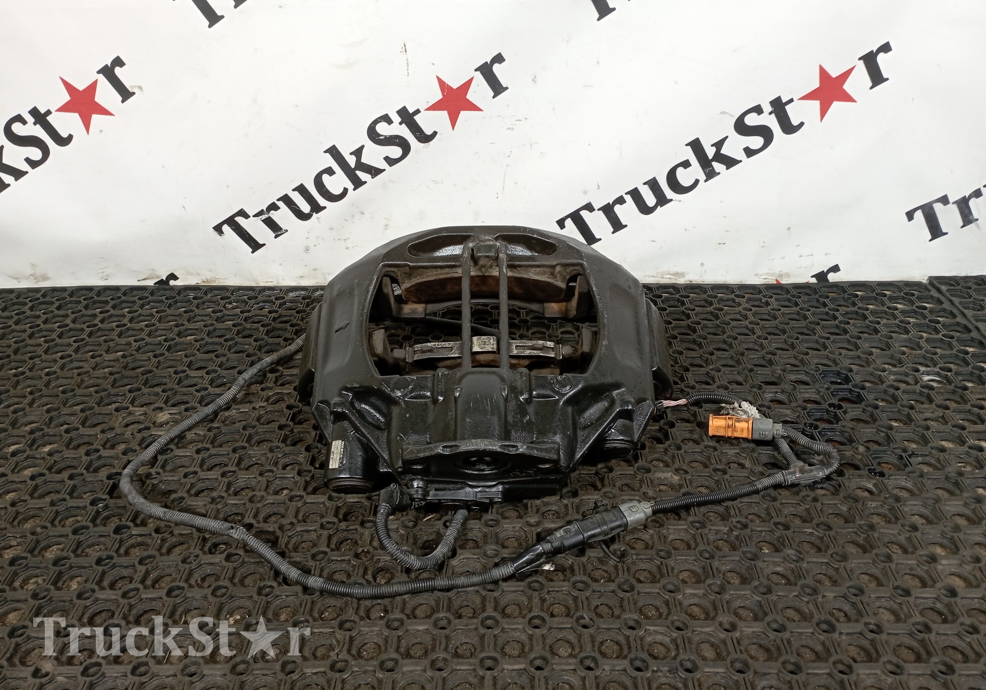 81508046637 Суппорт задний левый для Man TGX