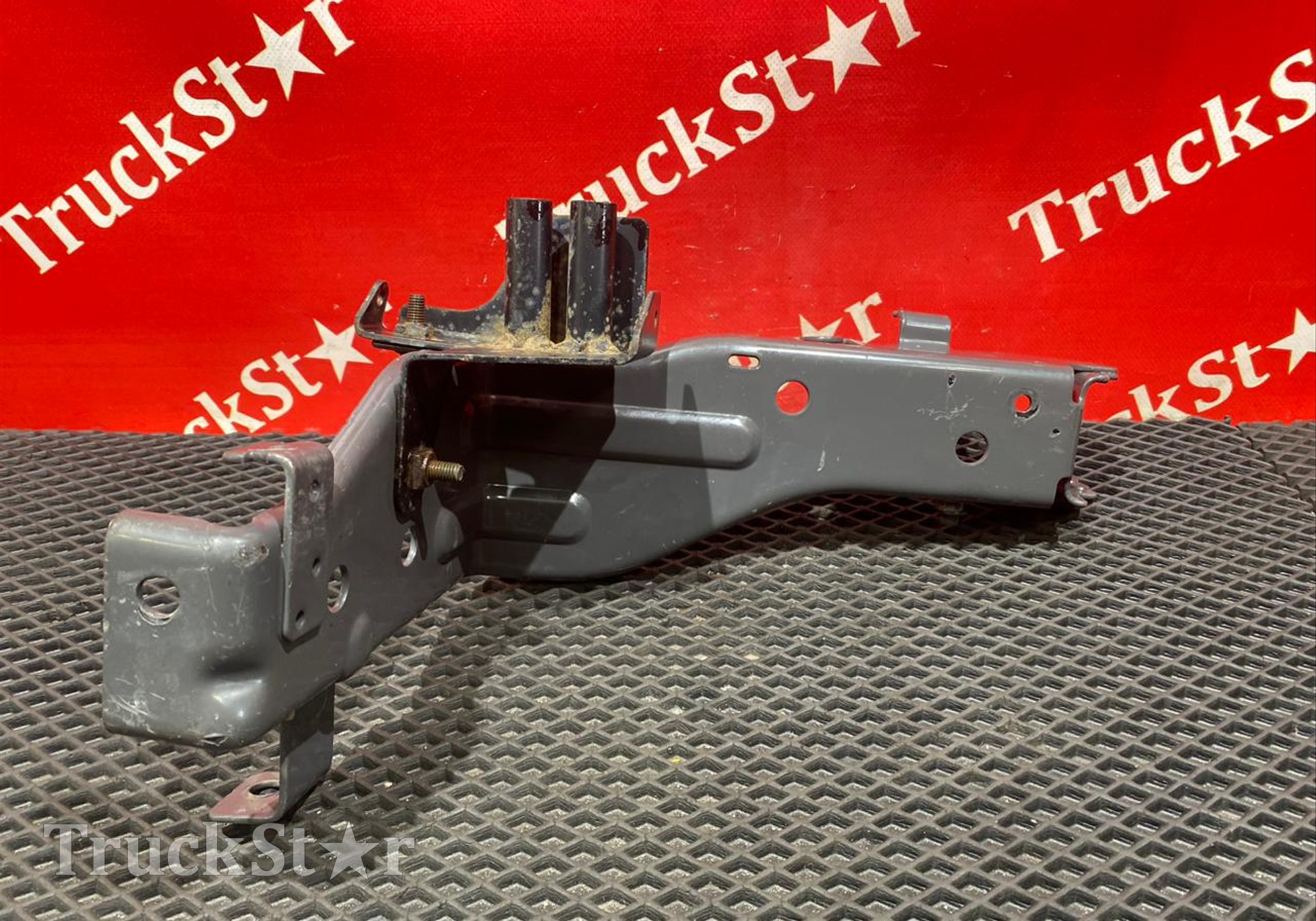 84058023 Кронштейн фары правой 2019г. для Volvo FM III (с 2013)