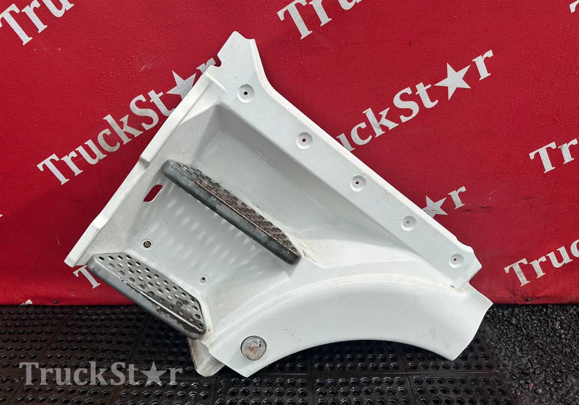 81615100915 Корпус подножек левый для Man TGX