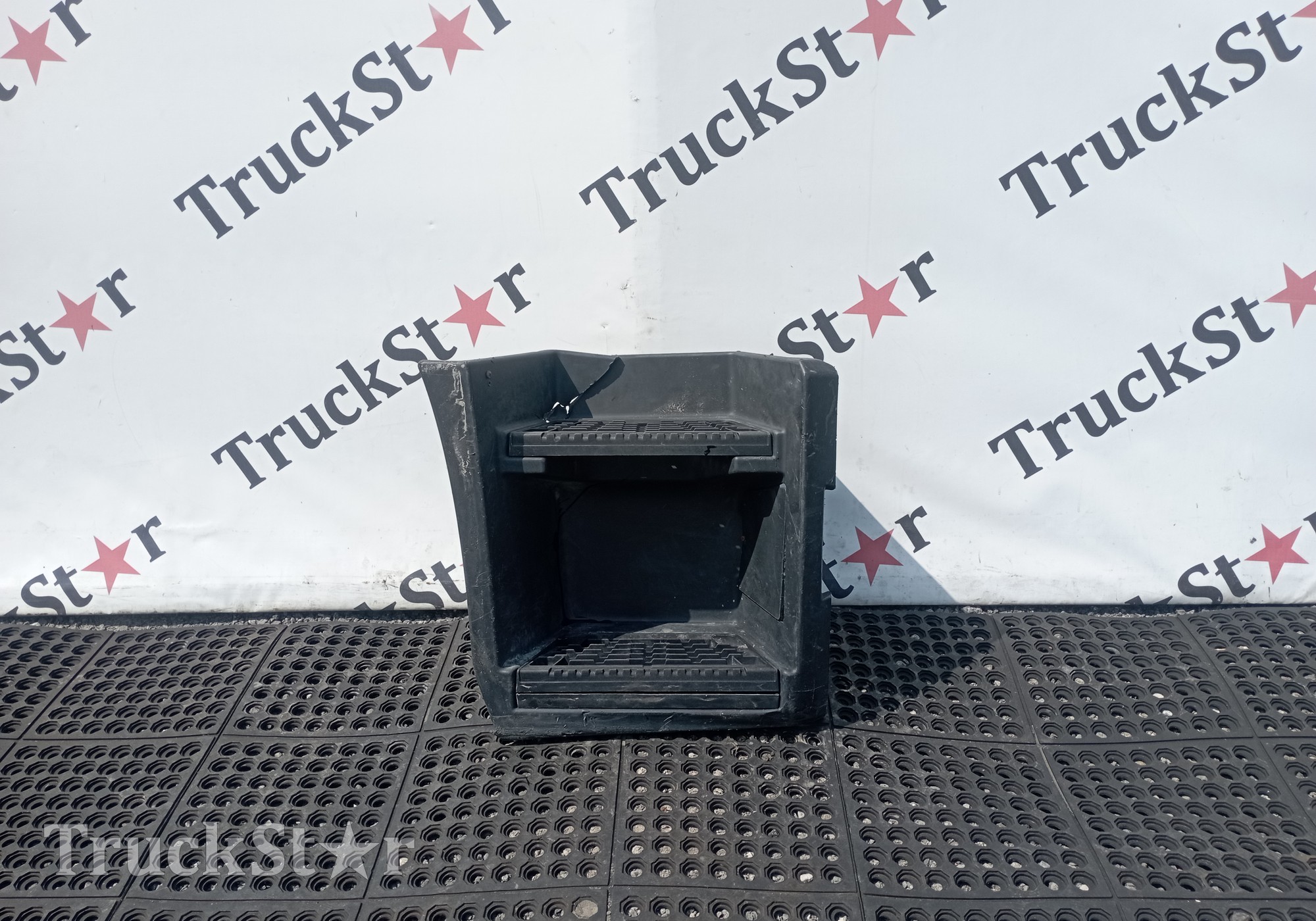 7423315433 Корпус (дефект) подножек правый 2020г. для Renault T (с 2013)