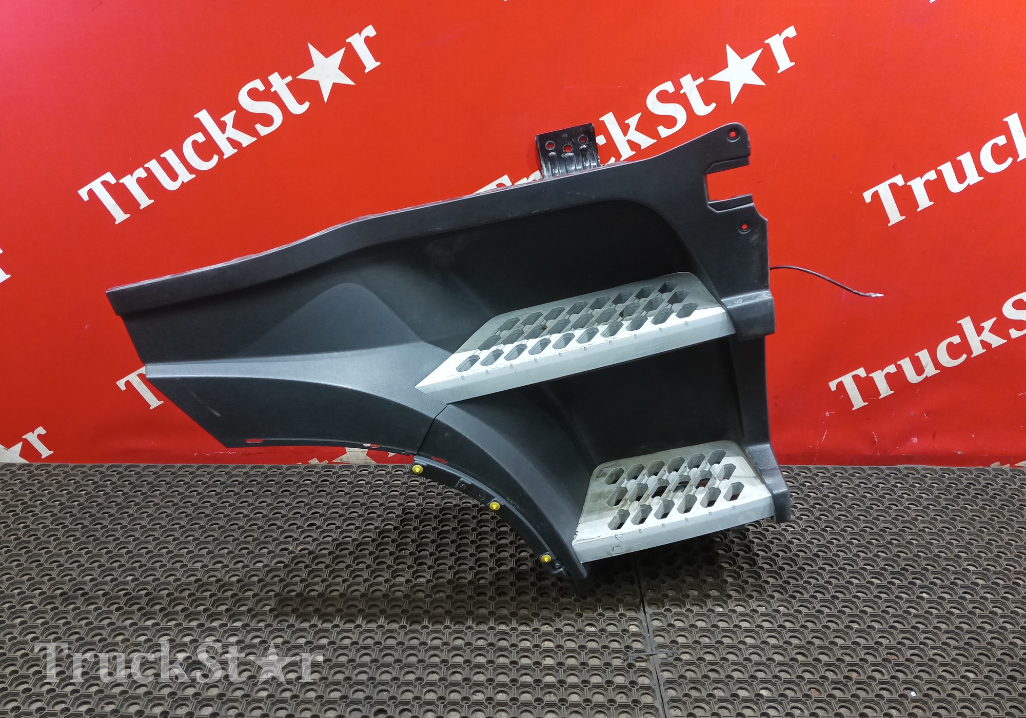82141521 Корпус подножек правый 2019г. для Volvo FH 4 (с 2012)