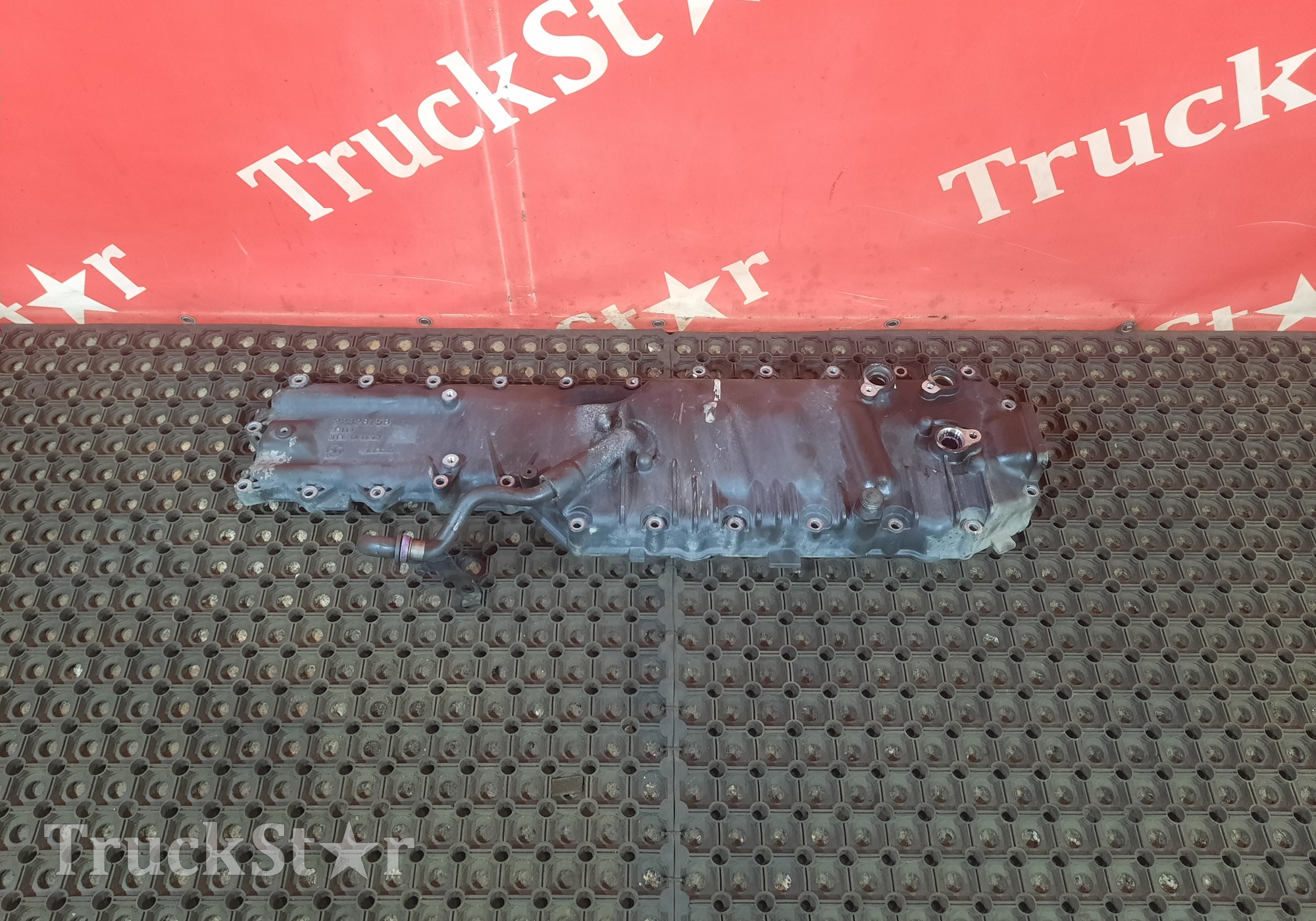 7422328758 Крышка масляного радиатора 2016г для Volvo FH 4 (с 2012)