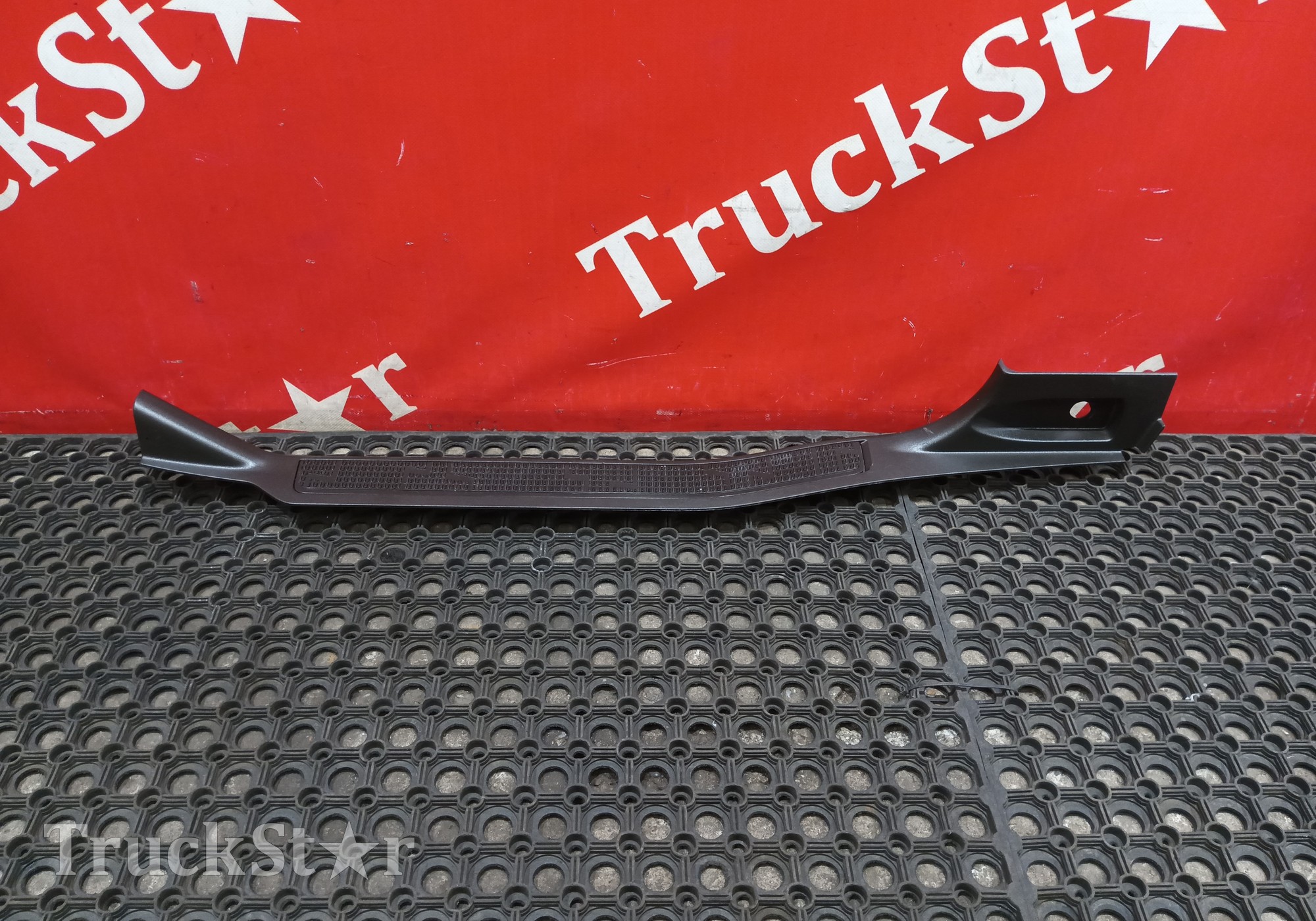 82212693 Накладка порога правая 2019г. для Volvo FH 4 (с 2012)
