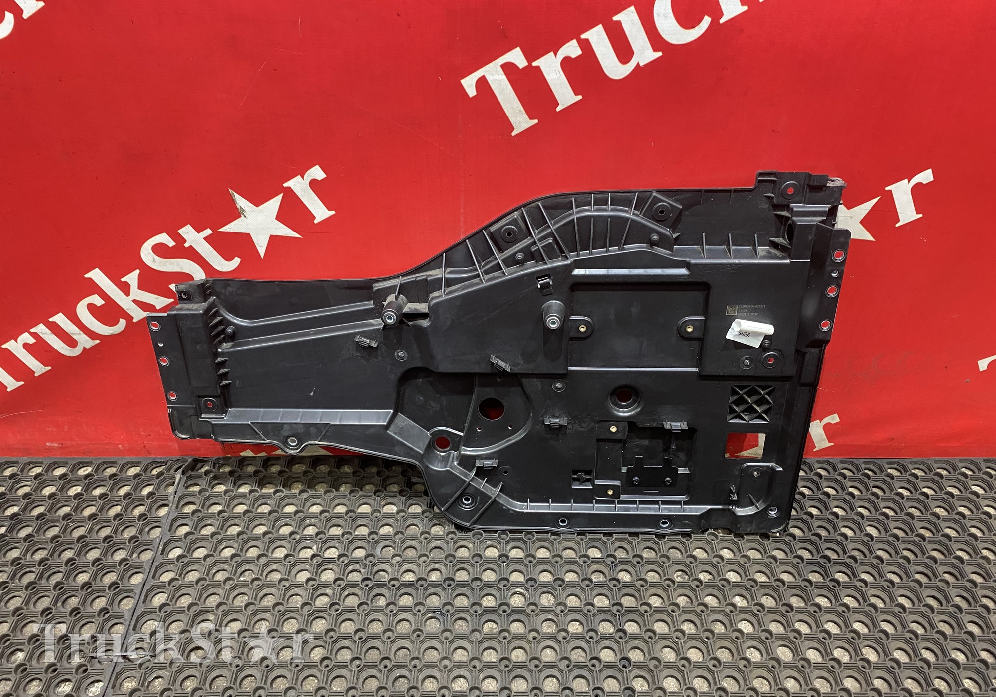 712W626456252 Кронштейн стеклоподъемника правый 2022г для Sinotruk Sitrak C7H MAX