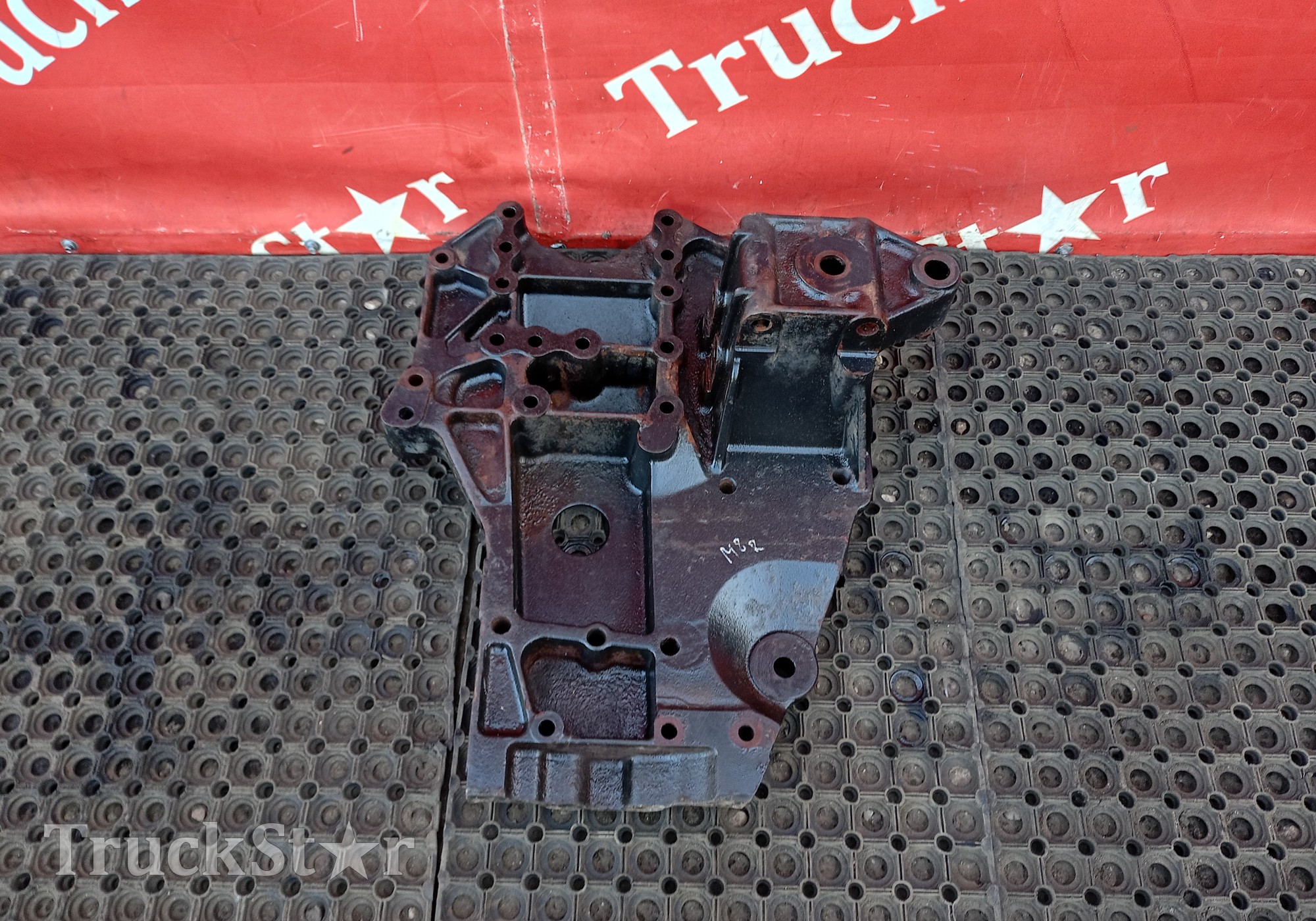81413133020 Кронштейн рессоры передней правый для Man TGS