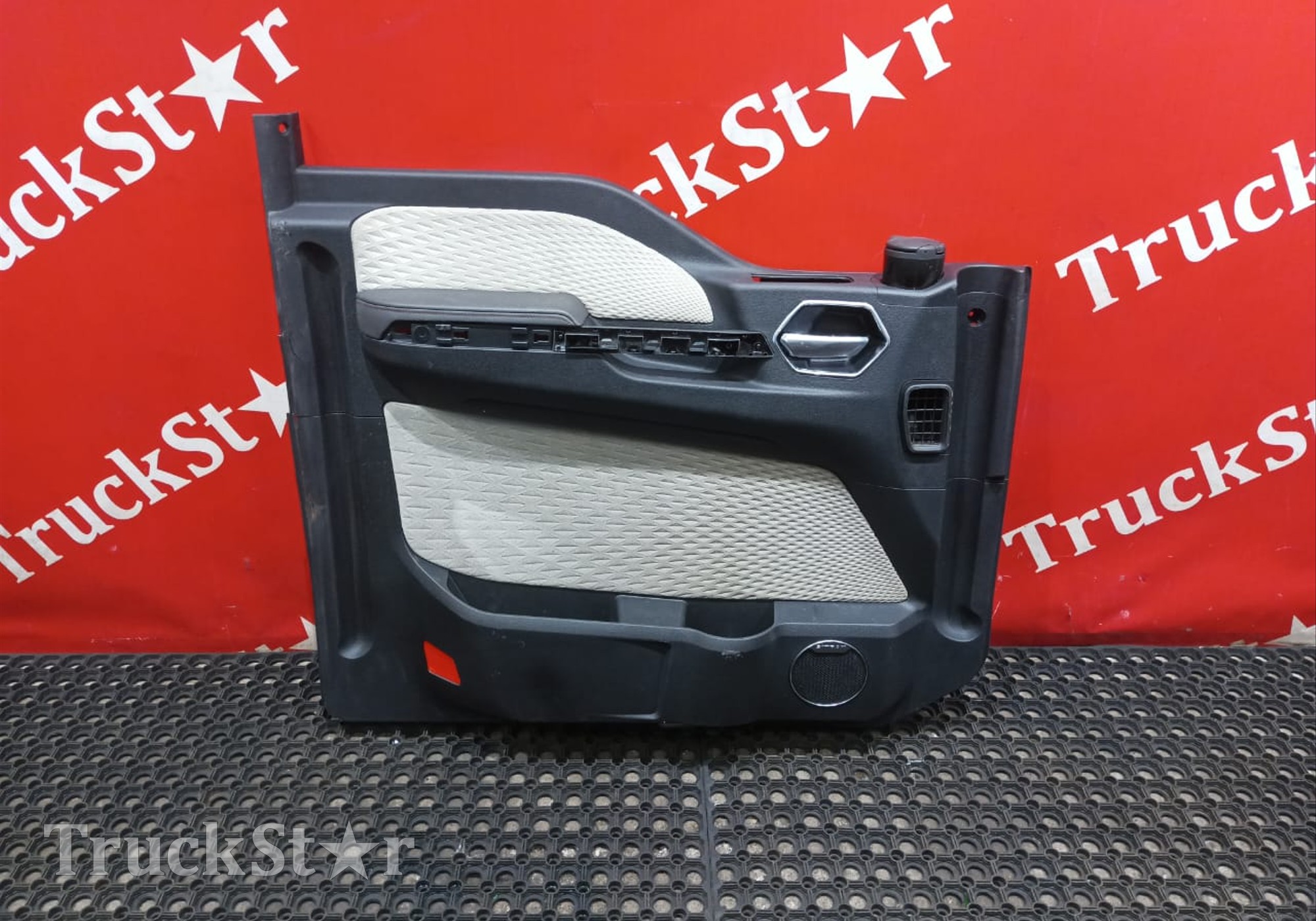 712W626306284 Обшивка (дефект) двери левой 2023г для Sinotruk Sitrak C7H MAX