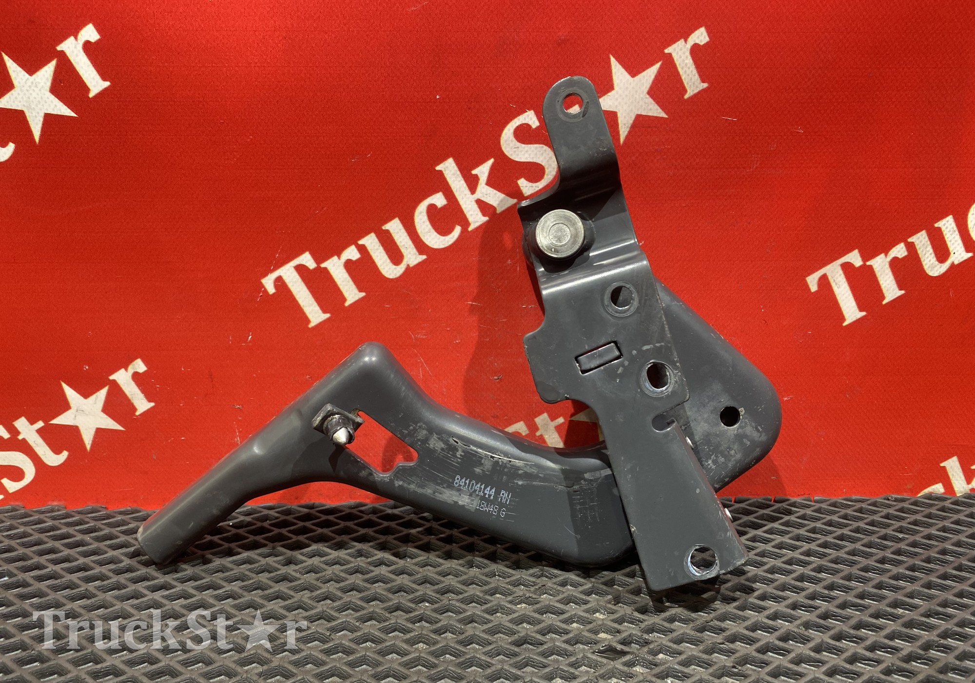 84104144 Петля откидной ступени 2019г для Volvo FM